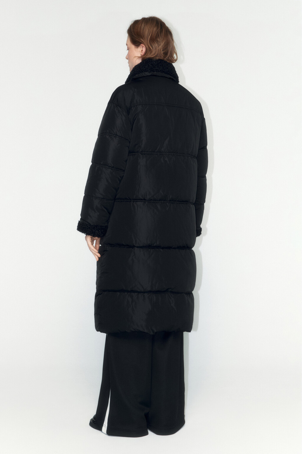 Пальто стеганое с опушкой из искусственного меха - цвет черный - 4