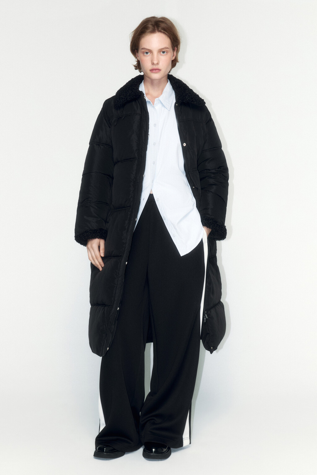 Пальто стеганое с опушкой из искусственного меха - цвет черный - 5