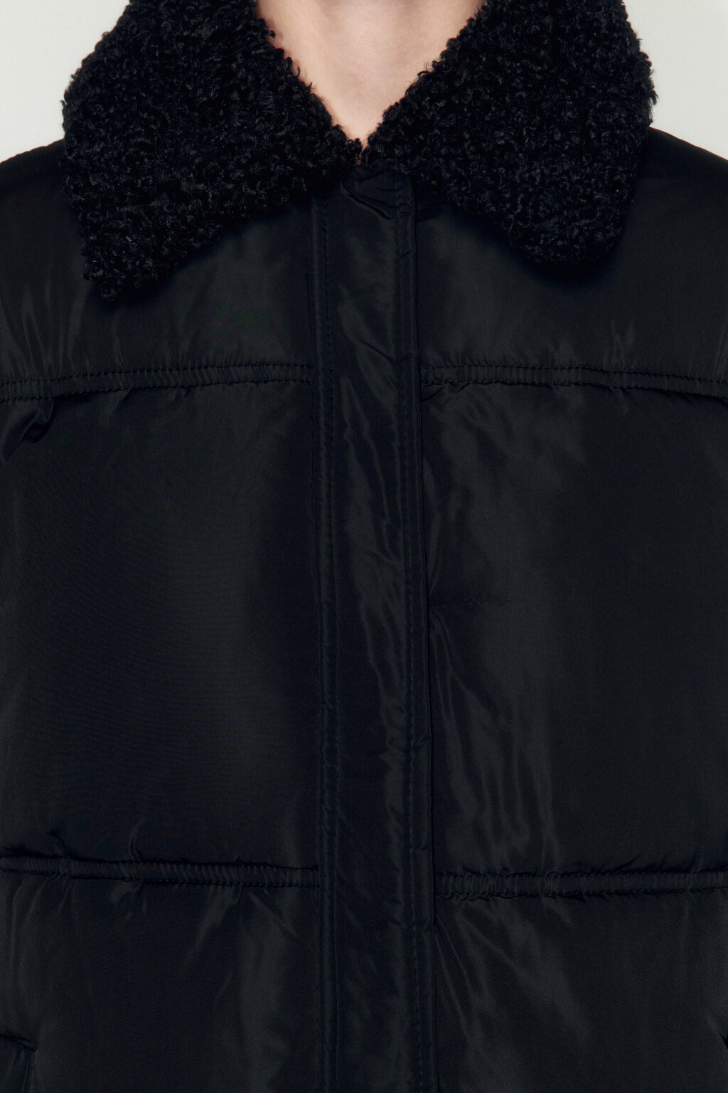 Пальто стеганое с опушкой из искусственного меха - цвет черный - 6