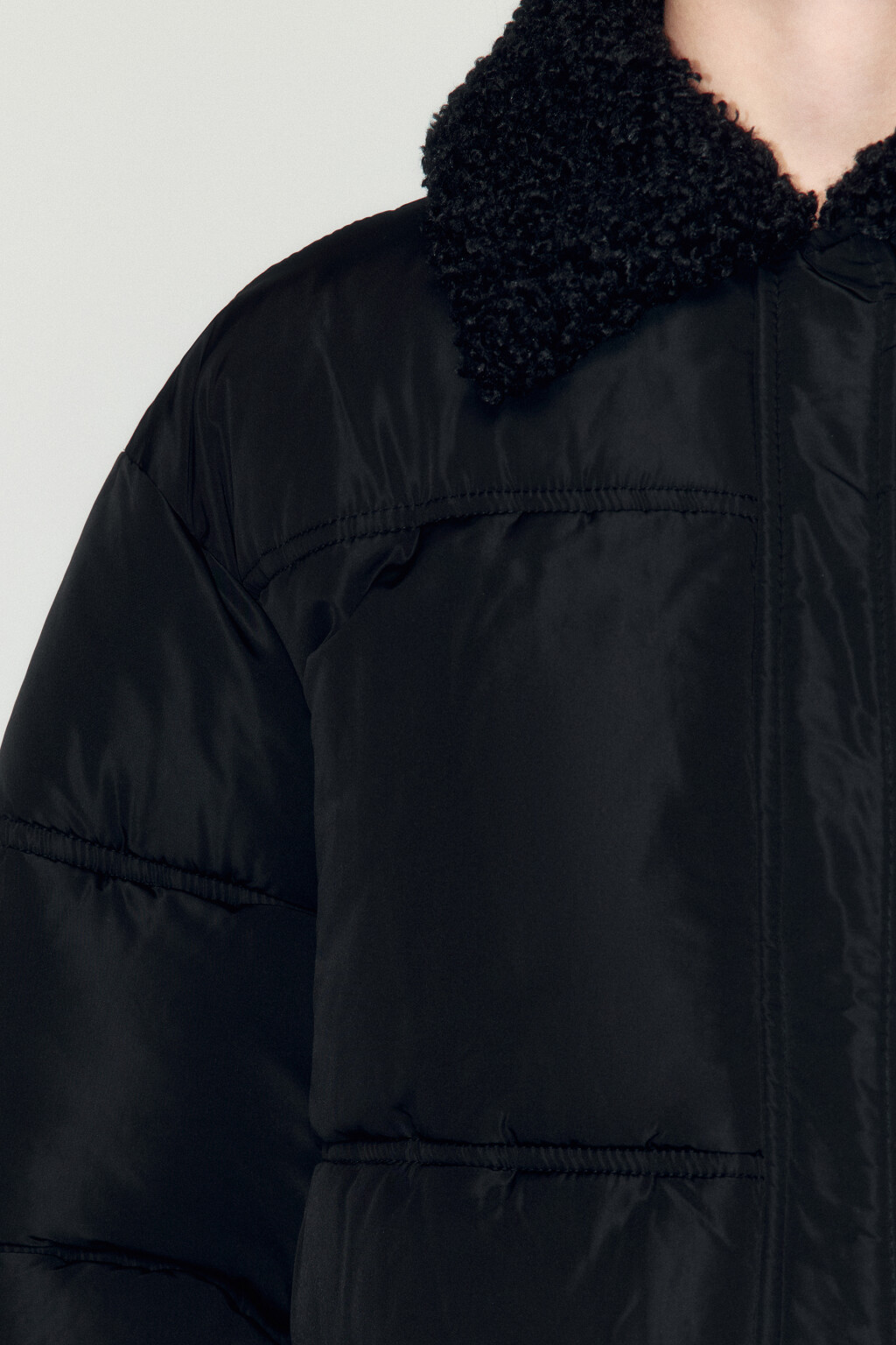 Пальто стеганое с опушкой из искусственного меха - цвет черный - 7