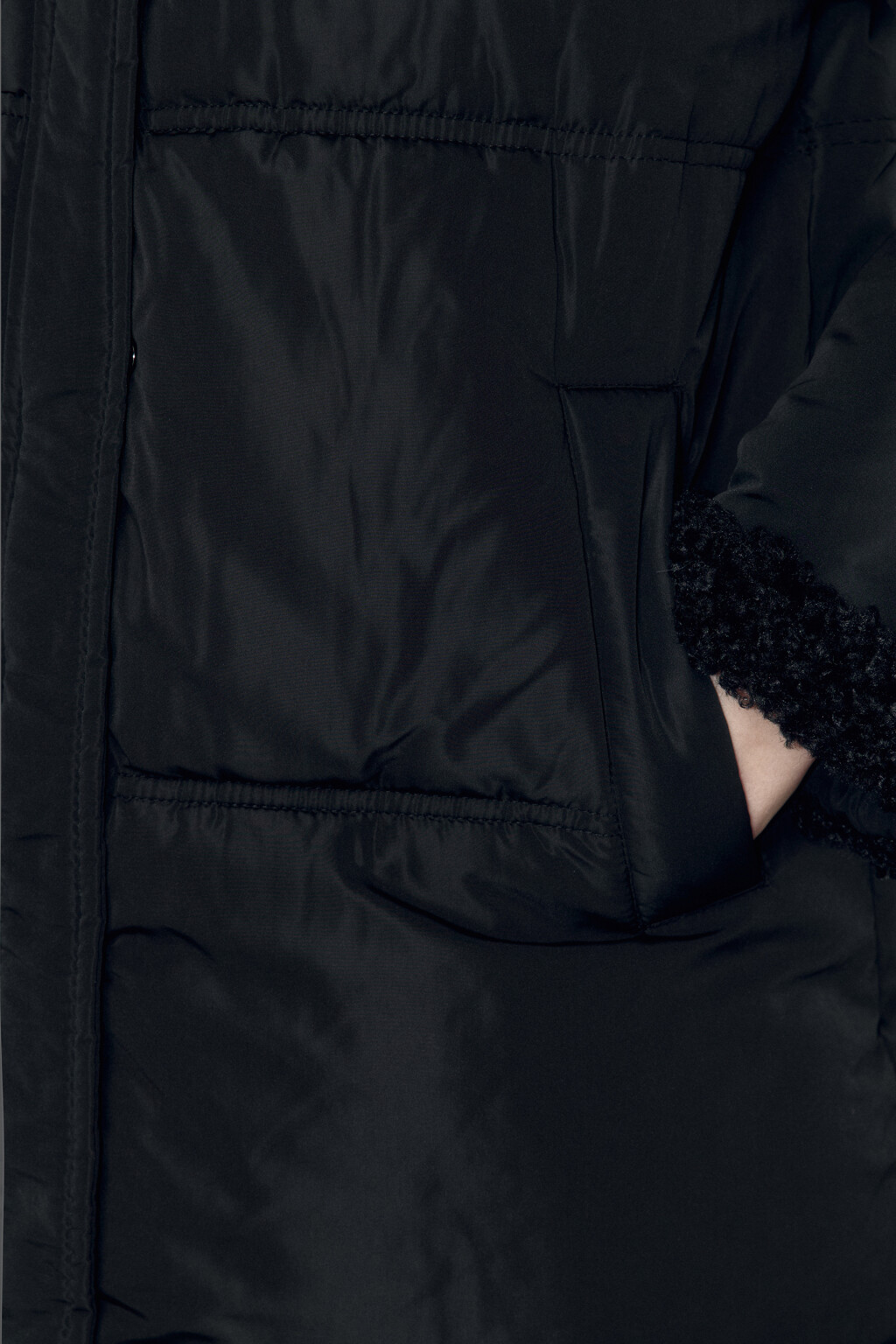 Пальто стеганое с опушкой из искусственного меха - цвет черный - 8