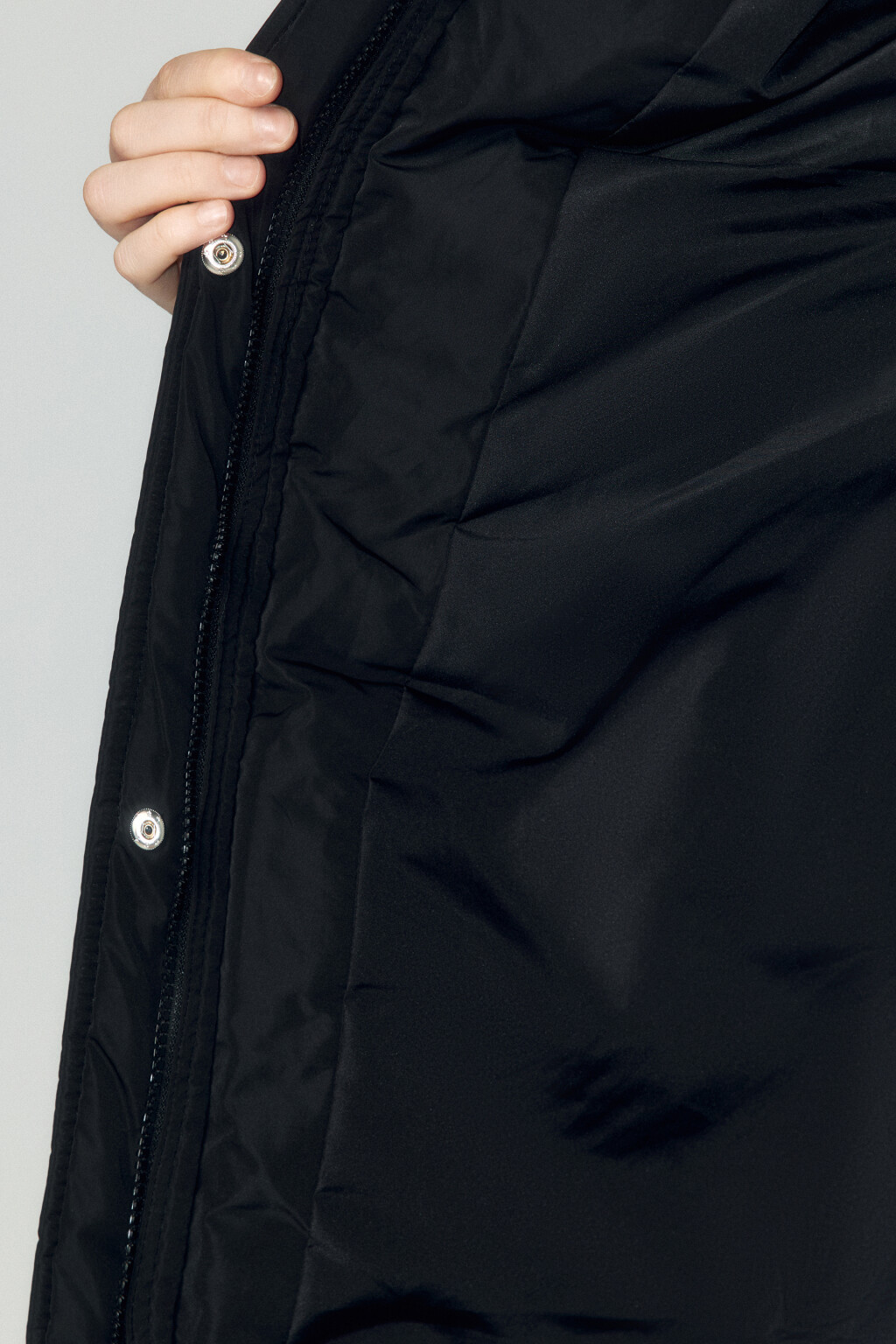 Пальто стеганое с опушкой из искусственного меха - цвет черный - 9