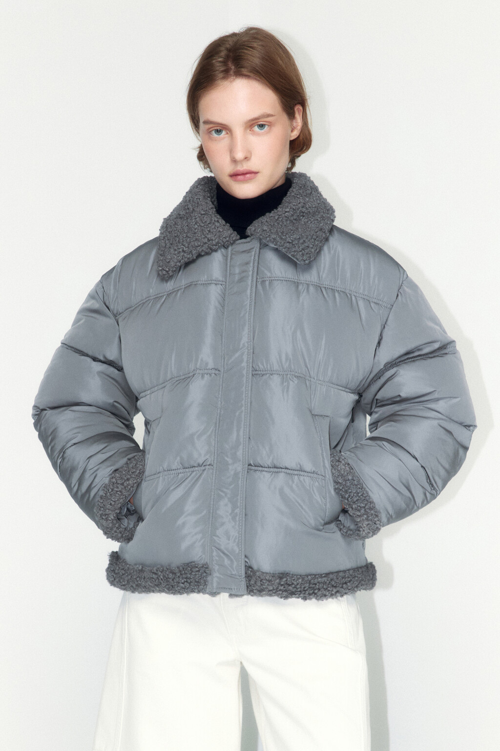 Куртка стеганая с опушкой из искусственного меха - цвет серый - 2