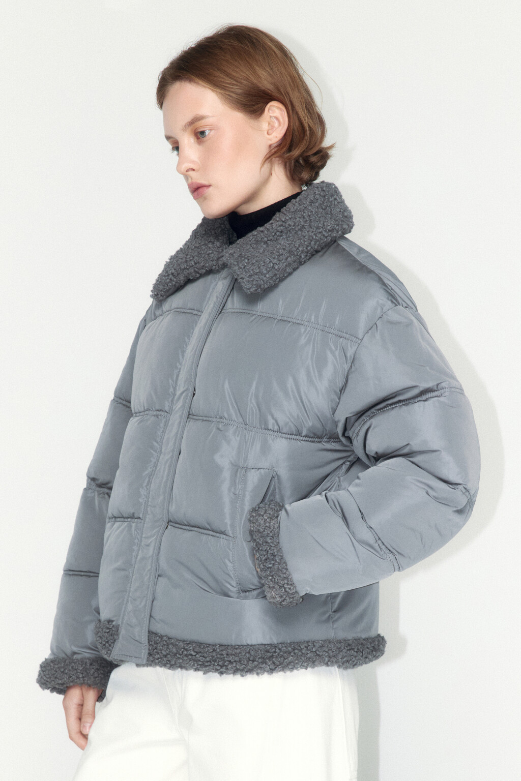 Куртка стеганая с опушкой из искусственного меха - цвет серый - 3
