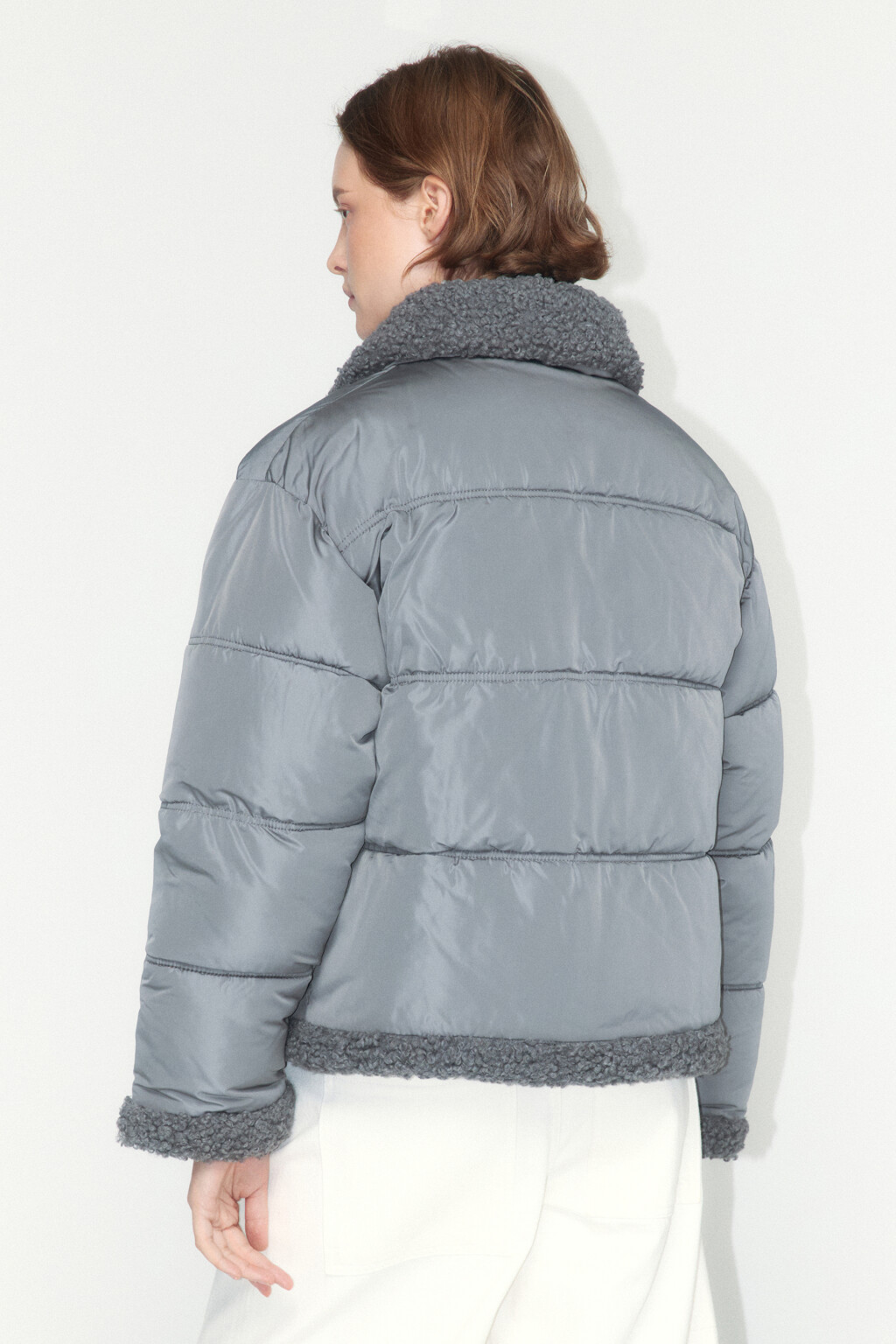 Куртка стеганая с опушкой из искусственного меха - цвет серый - 4