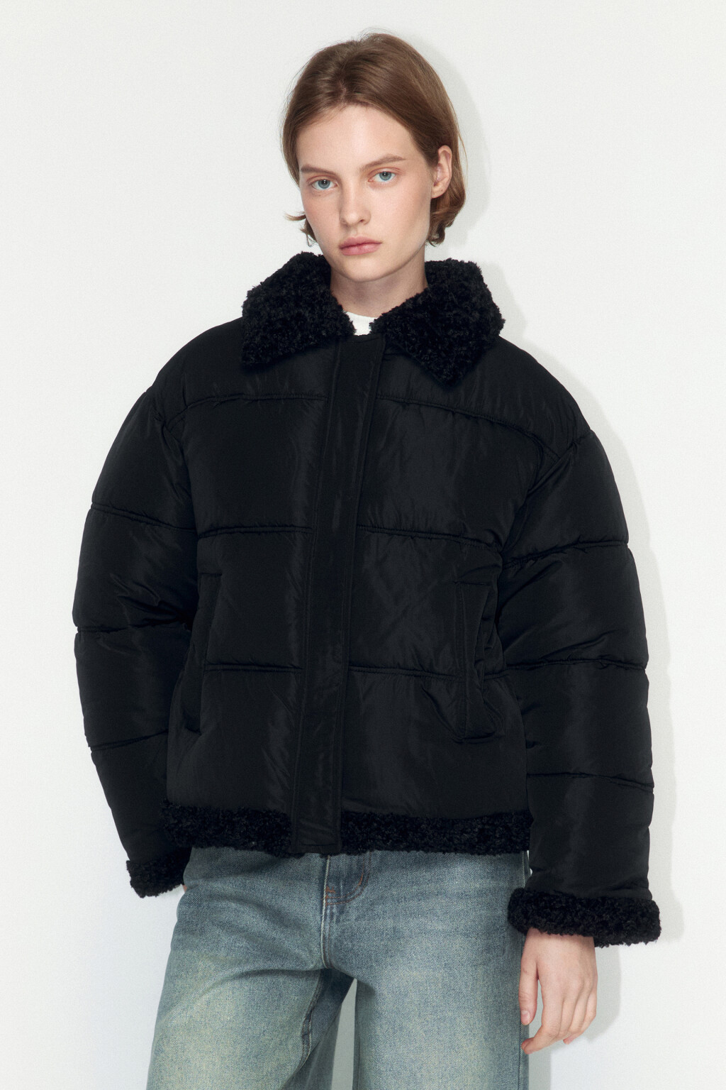 Куртка стеганая с опушкой из искусственного меха - цвет черный - 2