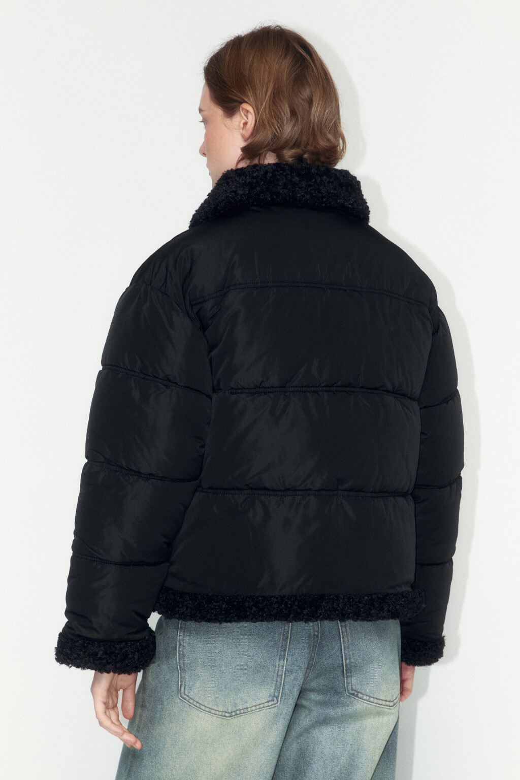 Куртка стеганая с опушкой из искусственного меха - цвет черный - 4