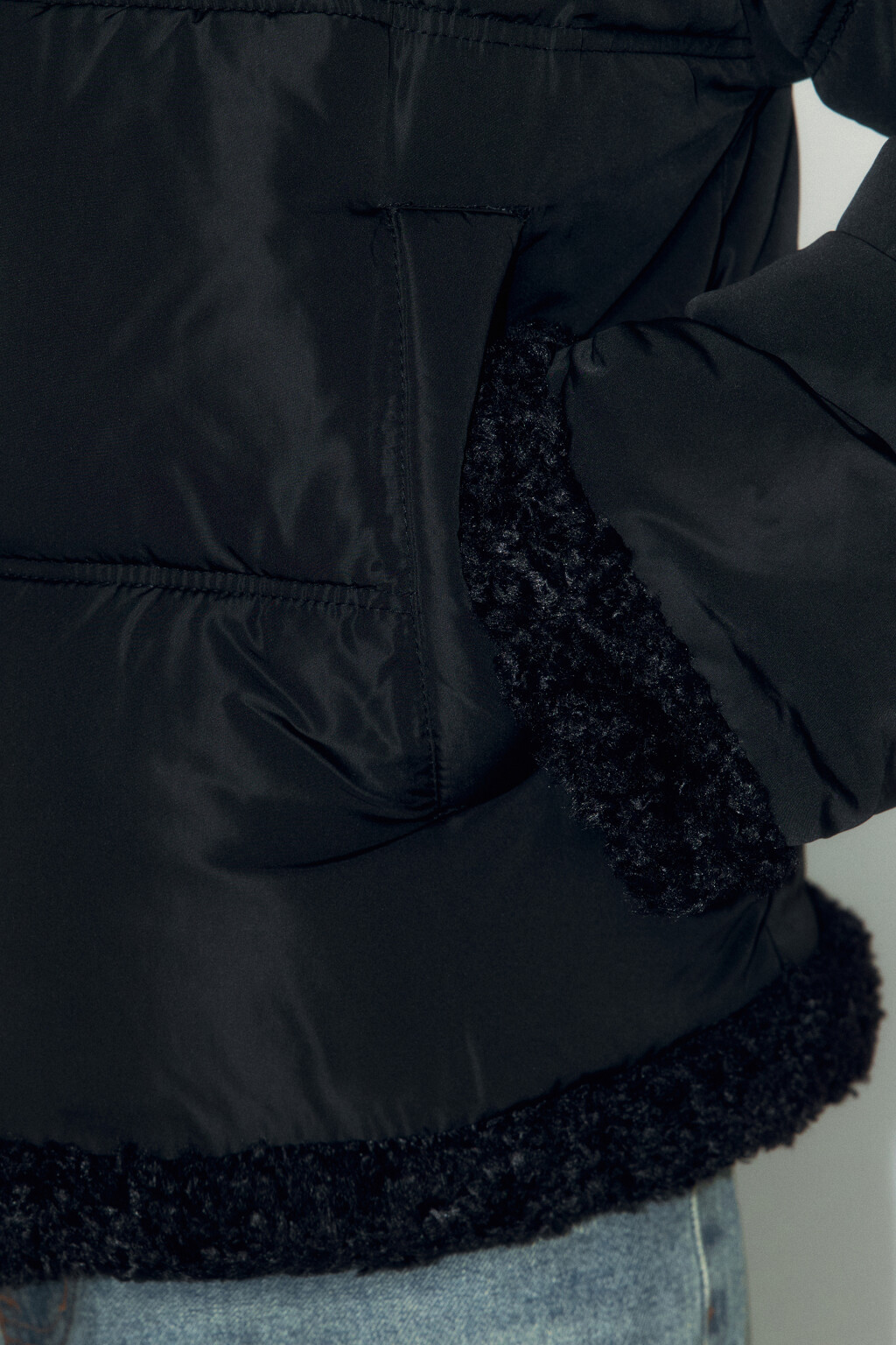 Куртка стеганая с опушкой из искусственного меха - цвет черный - 8