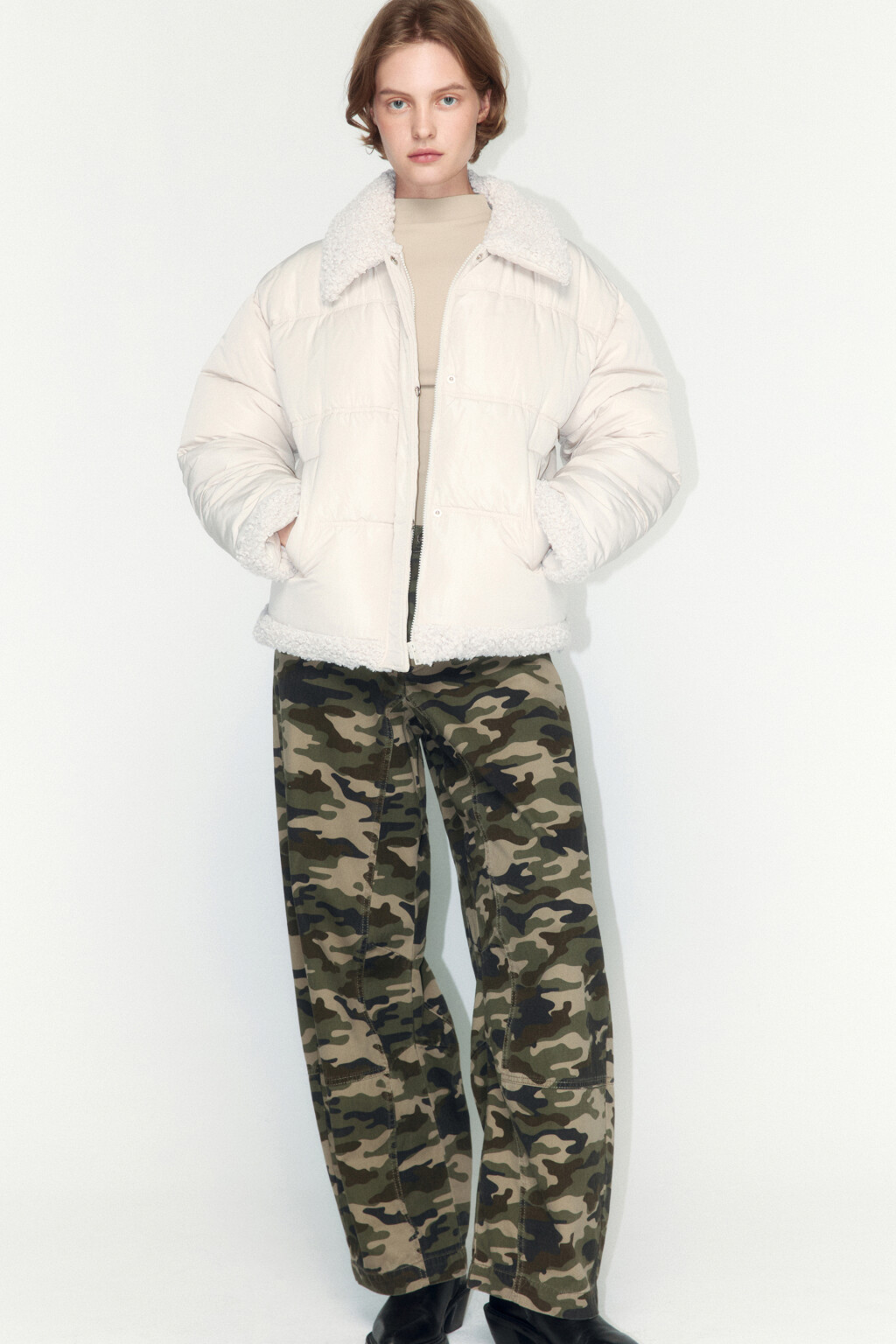 Куртка стеганая с опушкой из искусственного меха - цвет молочный - 2