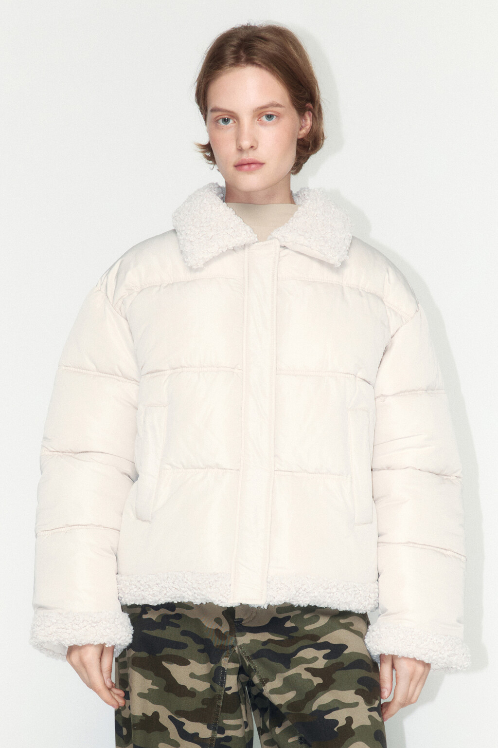 Куртка стеганая с опушкой из искусственного меха - цвет молочный - 3