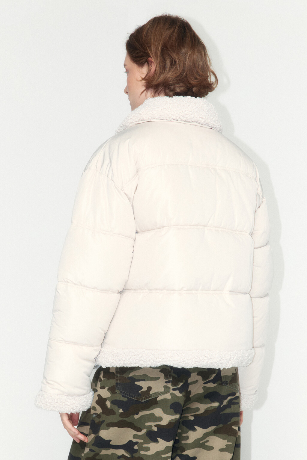 Куртка стеганая с опушкой из искусственного меха - цвет молочный - 4
