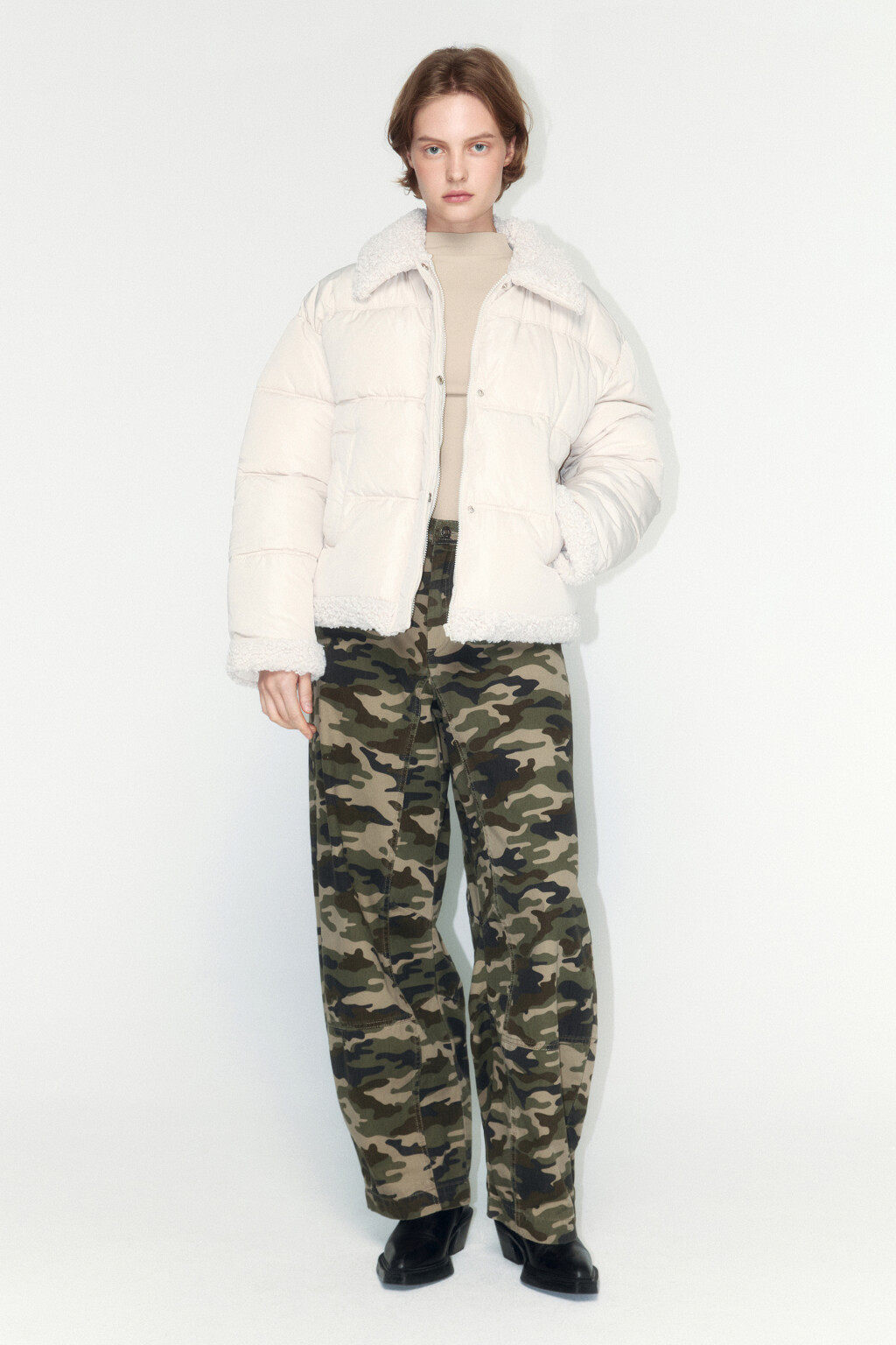 Куртка стеганая с опушкой из искусственного меха - цвет молочный - 5