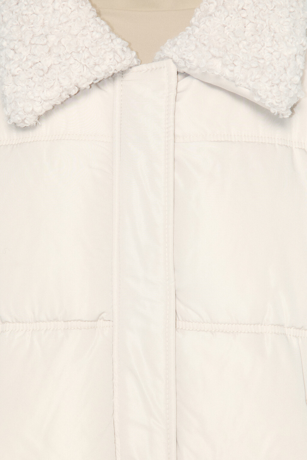 Куртка стеганая с опушкой из искусственного меха - цвет молочный - 6