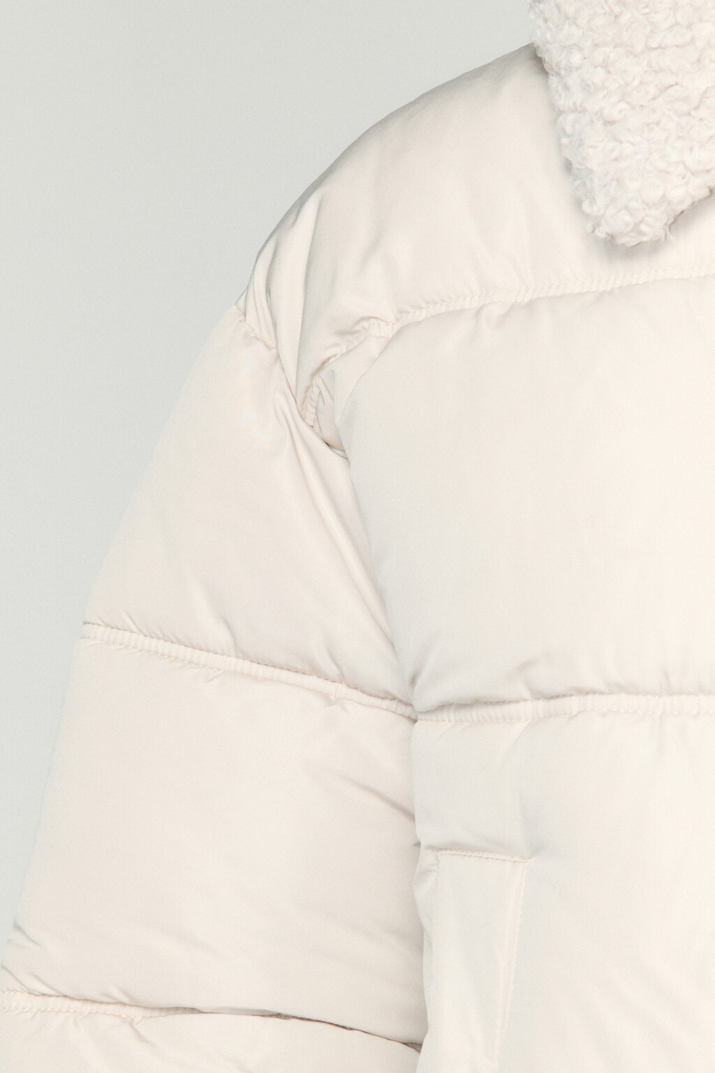 Куртка стеганая с опушкой из искусственного меха - цвет молочный - 7