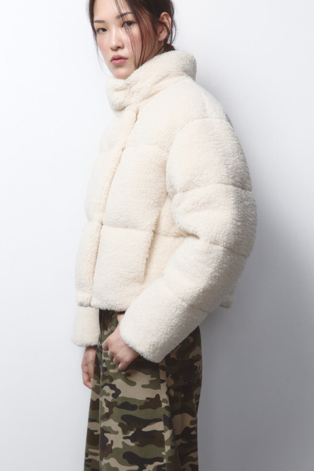 Куртка стеганая укороченная с меховой фактурой - цвет молочный - 2