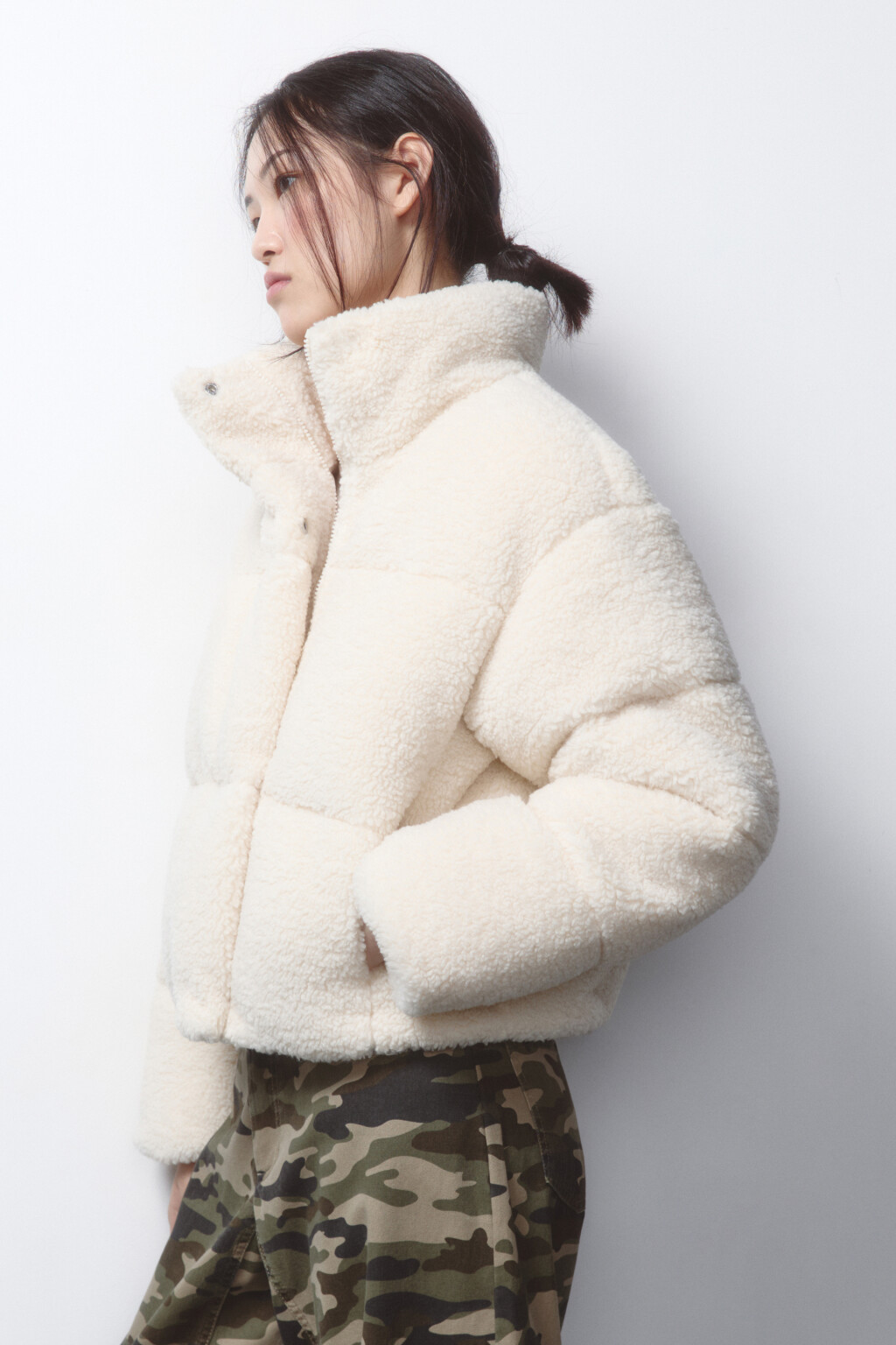 Куртка стеганая укороченная с меховой фактурой - цвет молочный - 3