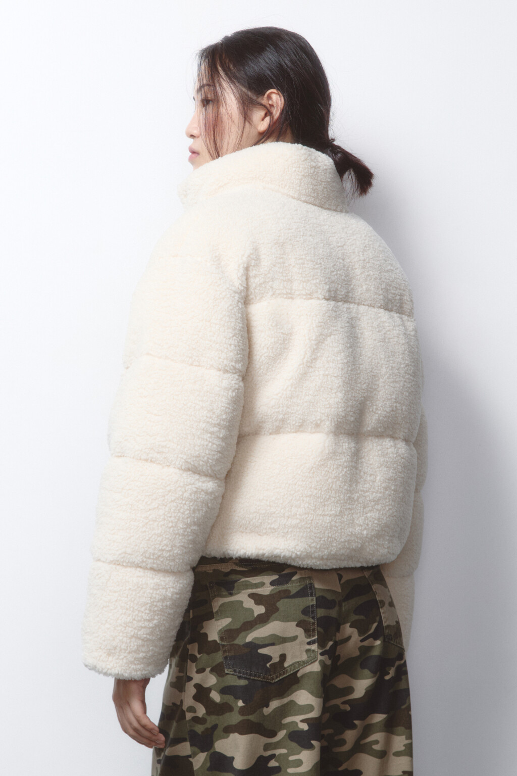 Куртка стеганая укороченная с меховой фактурой - цвет молочный - 4