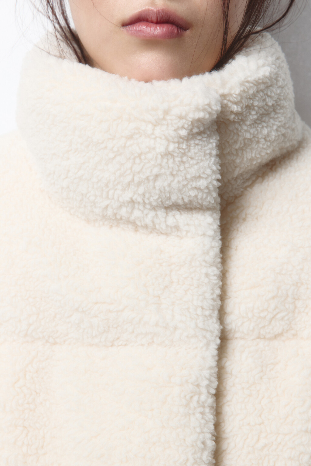 Куртка стеганая укороченная с меховой фактурой - цвет молочный - 6