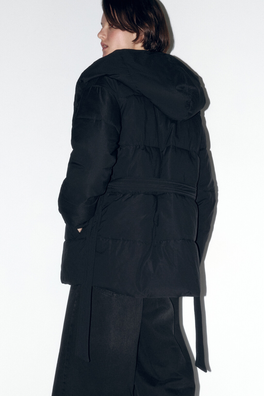 Куртка стеганая с капюшоном и поясом - цвет черный - 1