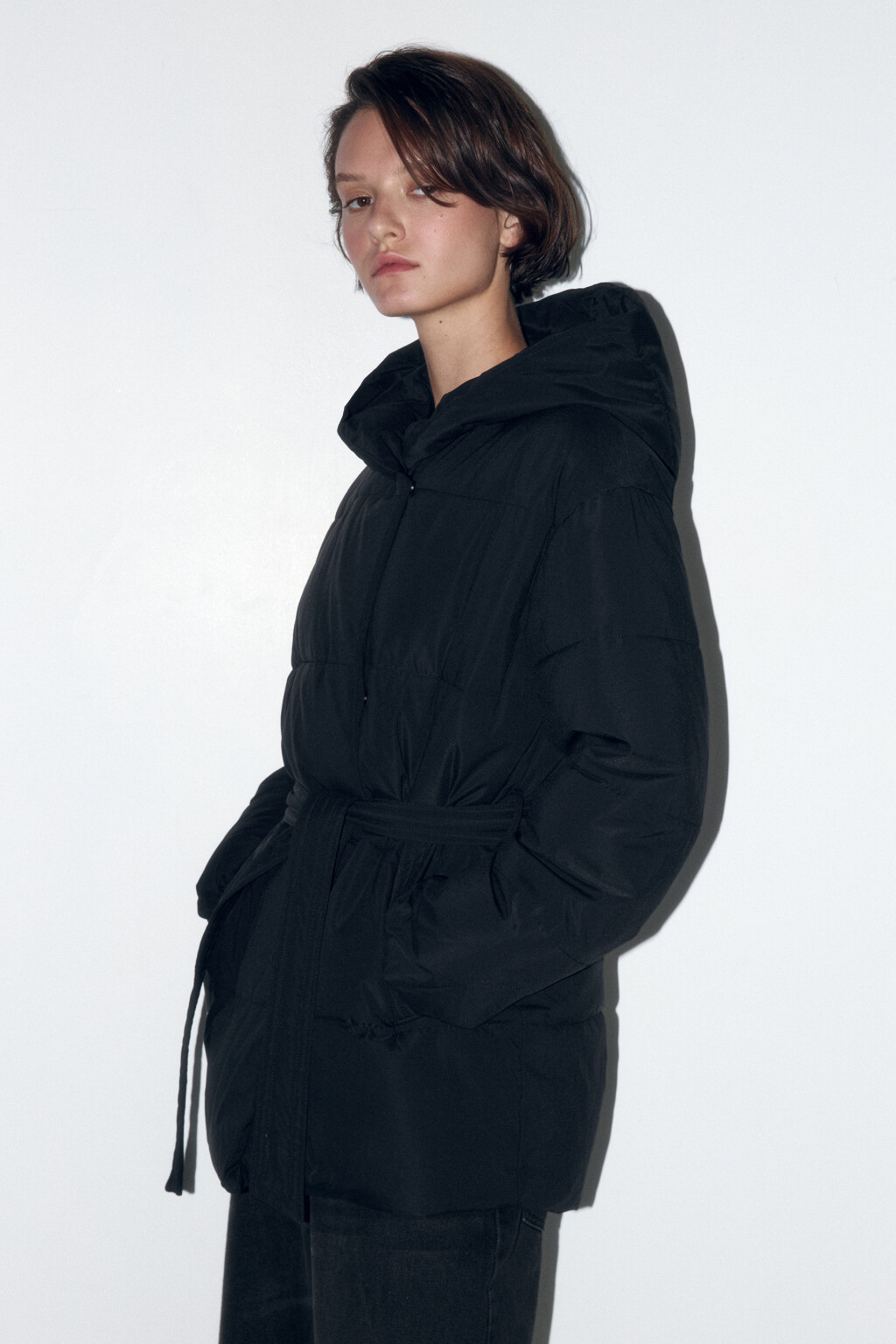 Куртка стеганая с капюшоном и поясом - цвет черный - 3