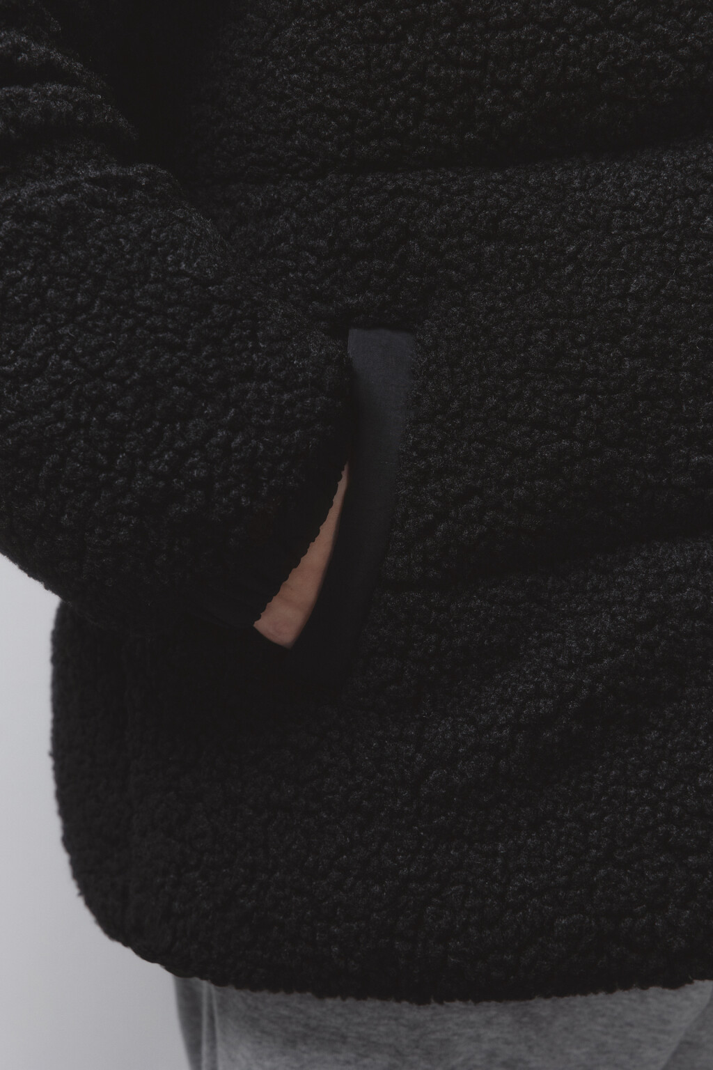 Куртка стеганая из искусственного меха с кокеткой - цвет черный - 7