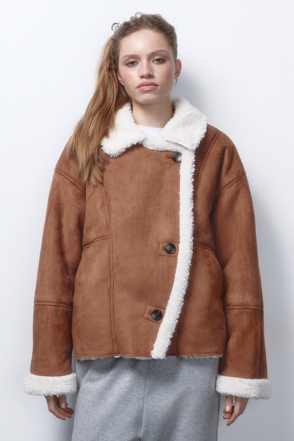Куртка-дубленка короткая с отделкой под овчину - цвет коричневый - 2
