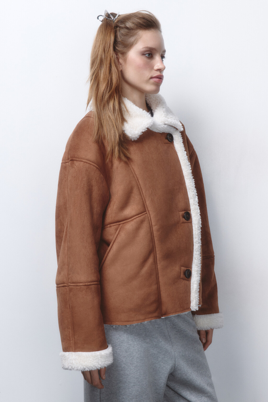 Куртка-дубленка короткая с отделкой под овчину - цвет коричневый - 3