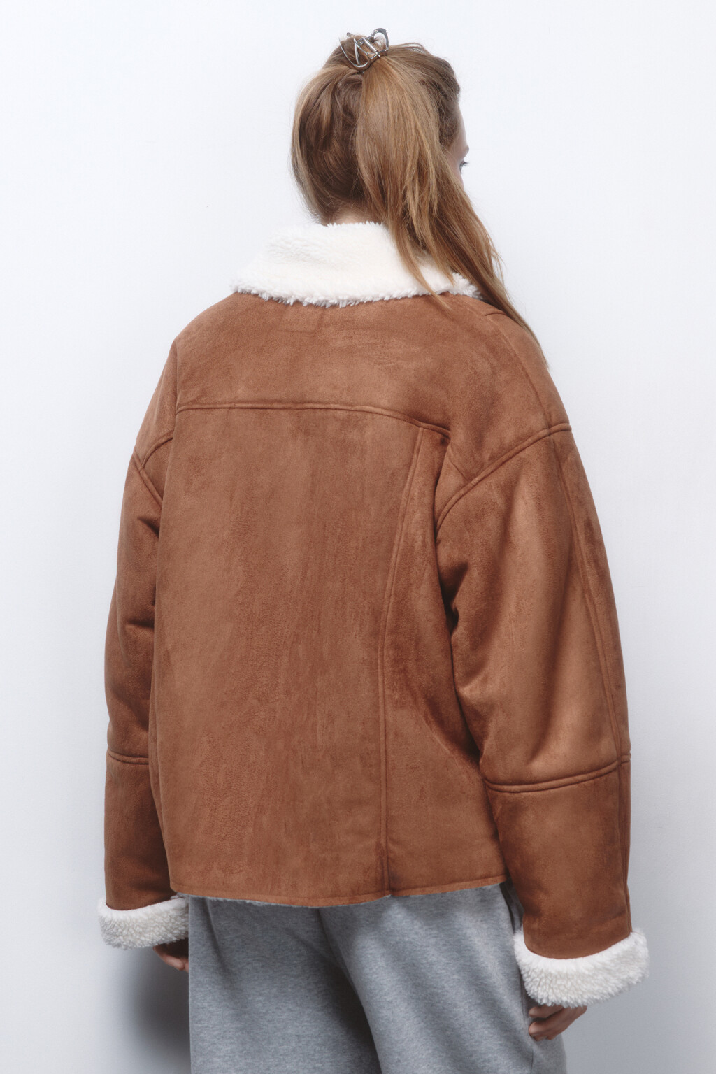 Куртка-дубленка короткая с отделкой под овчину - цвет коричневый - 4