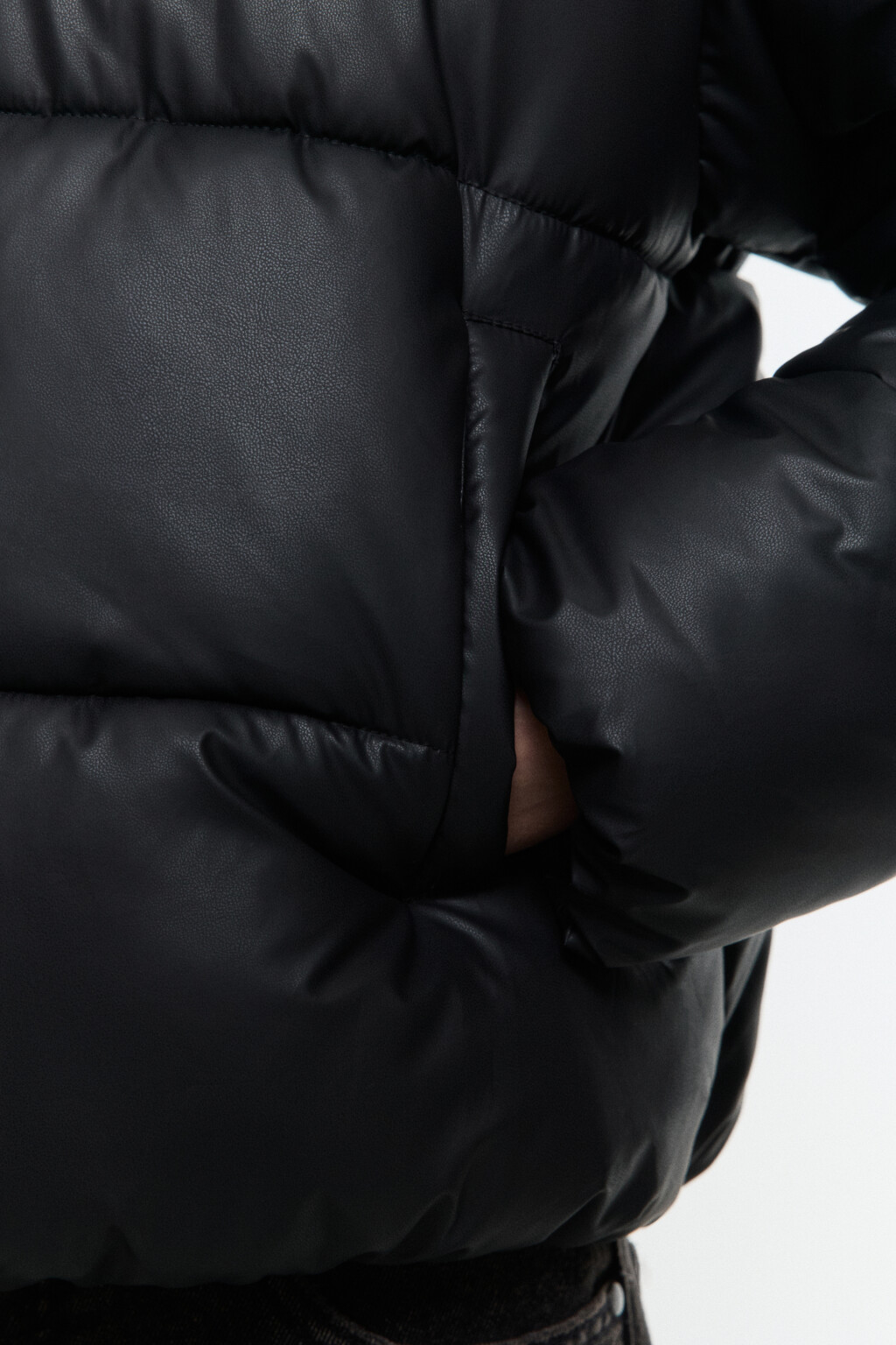 Куртка из искусственной кожи с капюшоном - цвет черный - 7