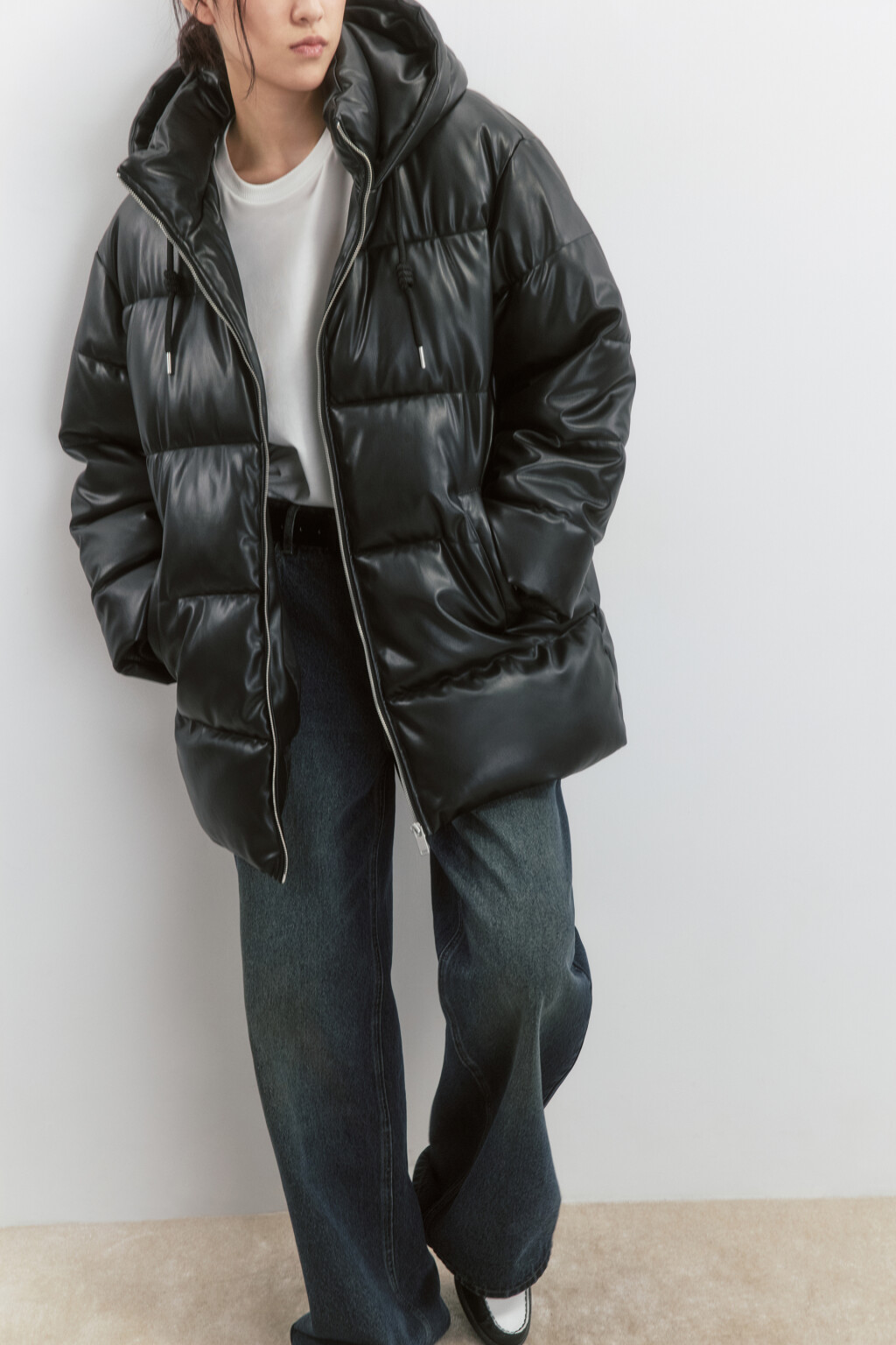 Куртка из искусственной кожи с капюшоном - цвет черный - 2