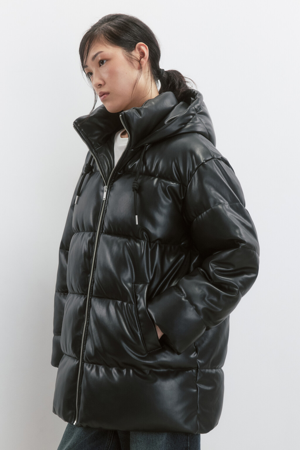 Куртка из искусственной кожи с капюшоном - цвет черный - 4