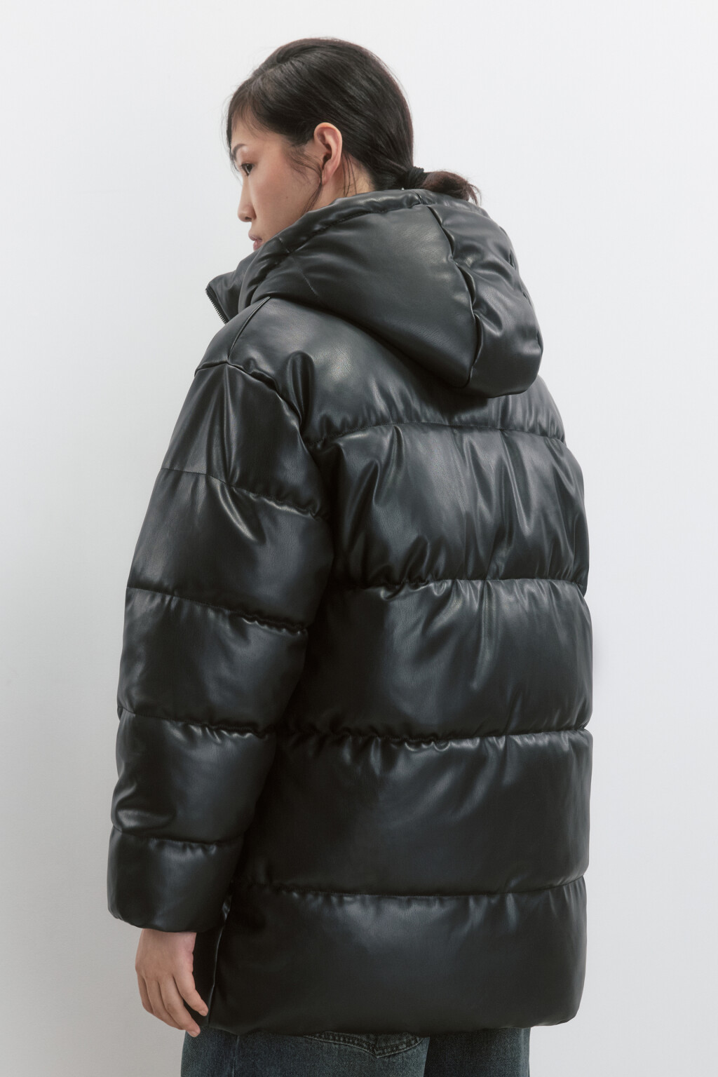 Куртка из искусственной кожи с капюшоном - цвет черный - 5