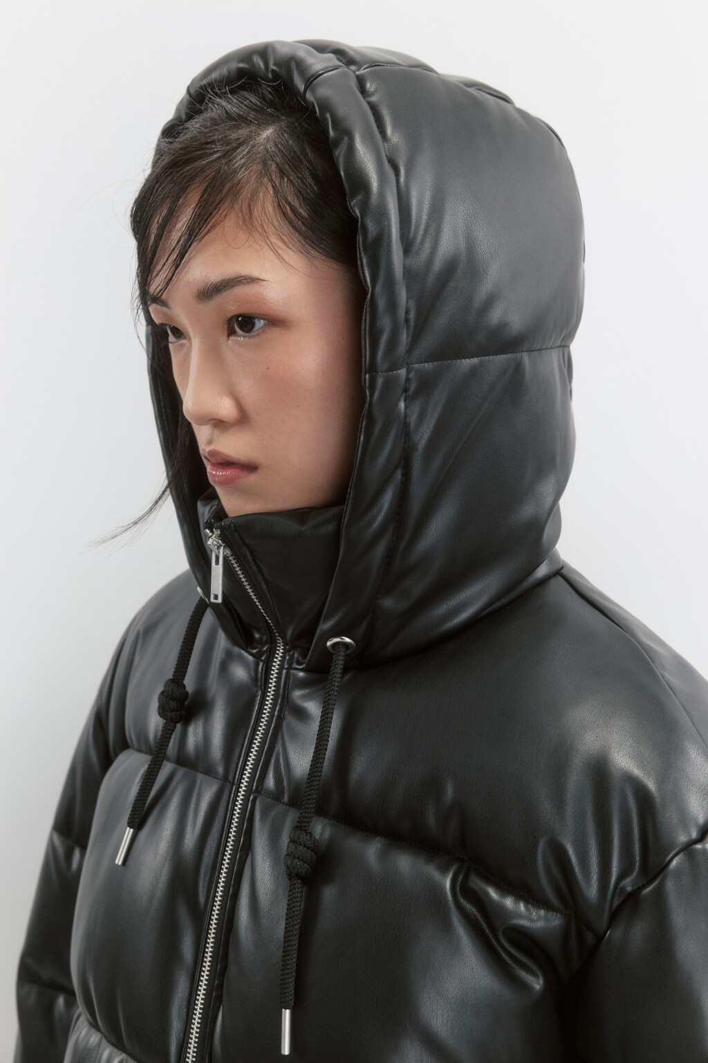 Куртка из искусственной кожи с капюшоном - цвет черный - 7