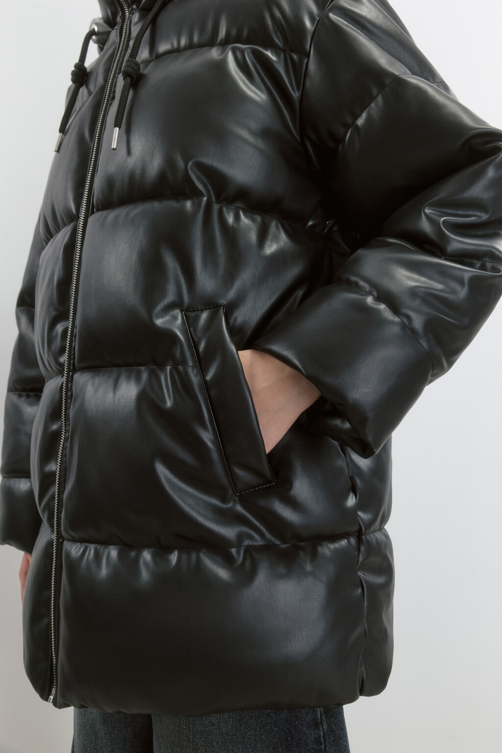 Куртка из искусственной кожи с капюшоном - цвет черный - 8