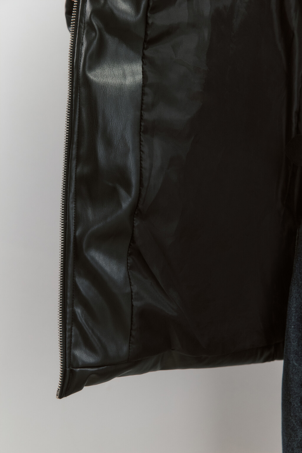 Куртка из искусственной кожи с капюшоном - цвет черный - 9
