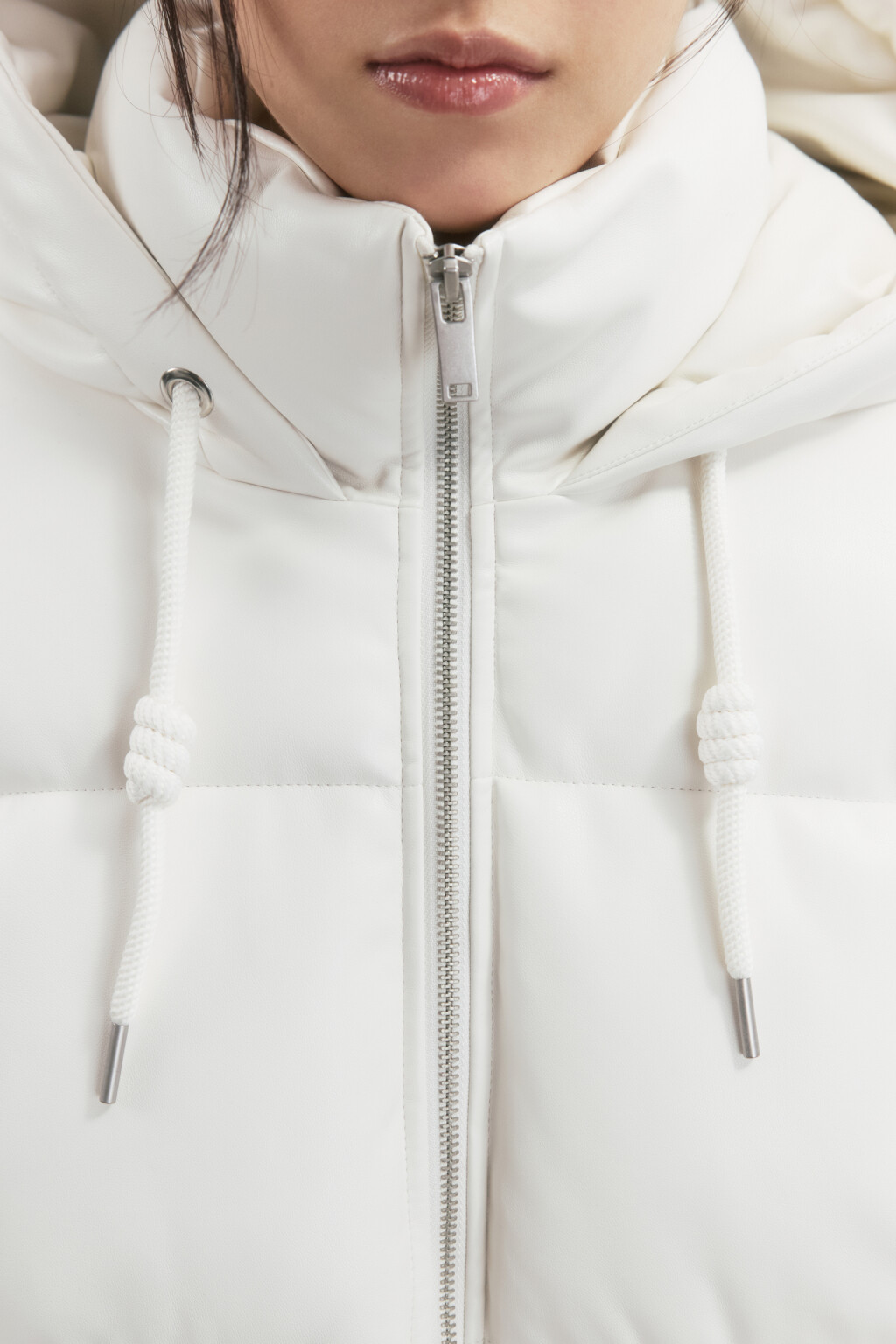 Куртка из искусственной кожи с капюшоном - цвет молочный - 7