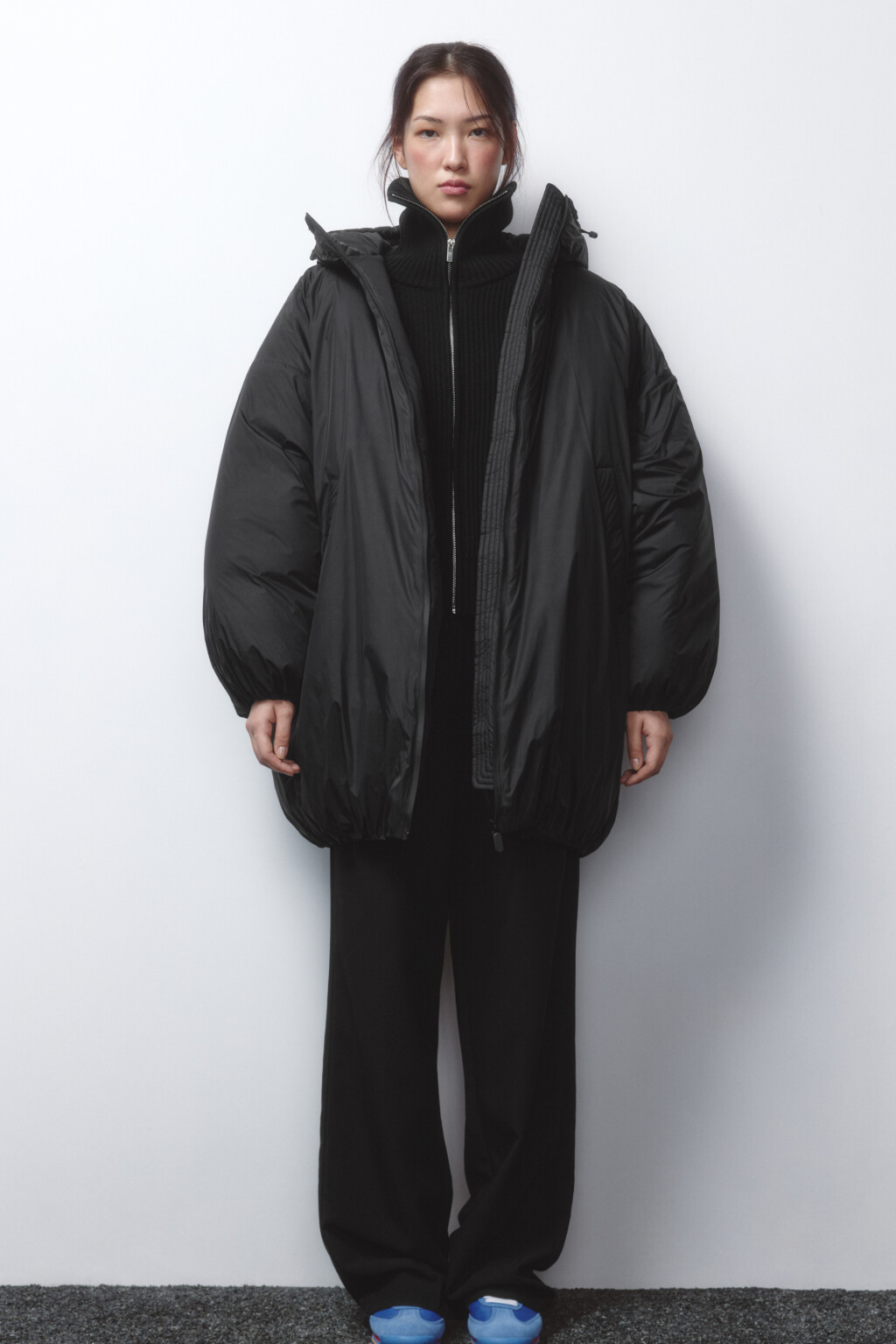 Куртка-бомбер oversize удлиненная с капюшоном - цвет черный - 1