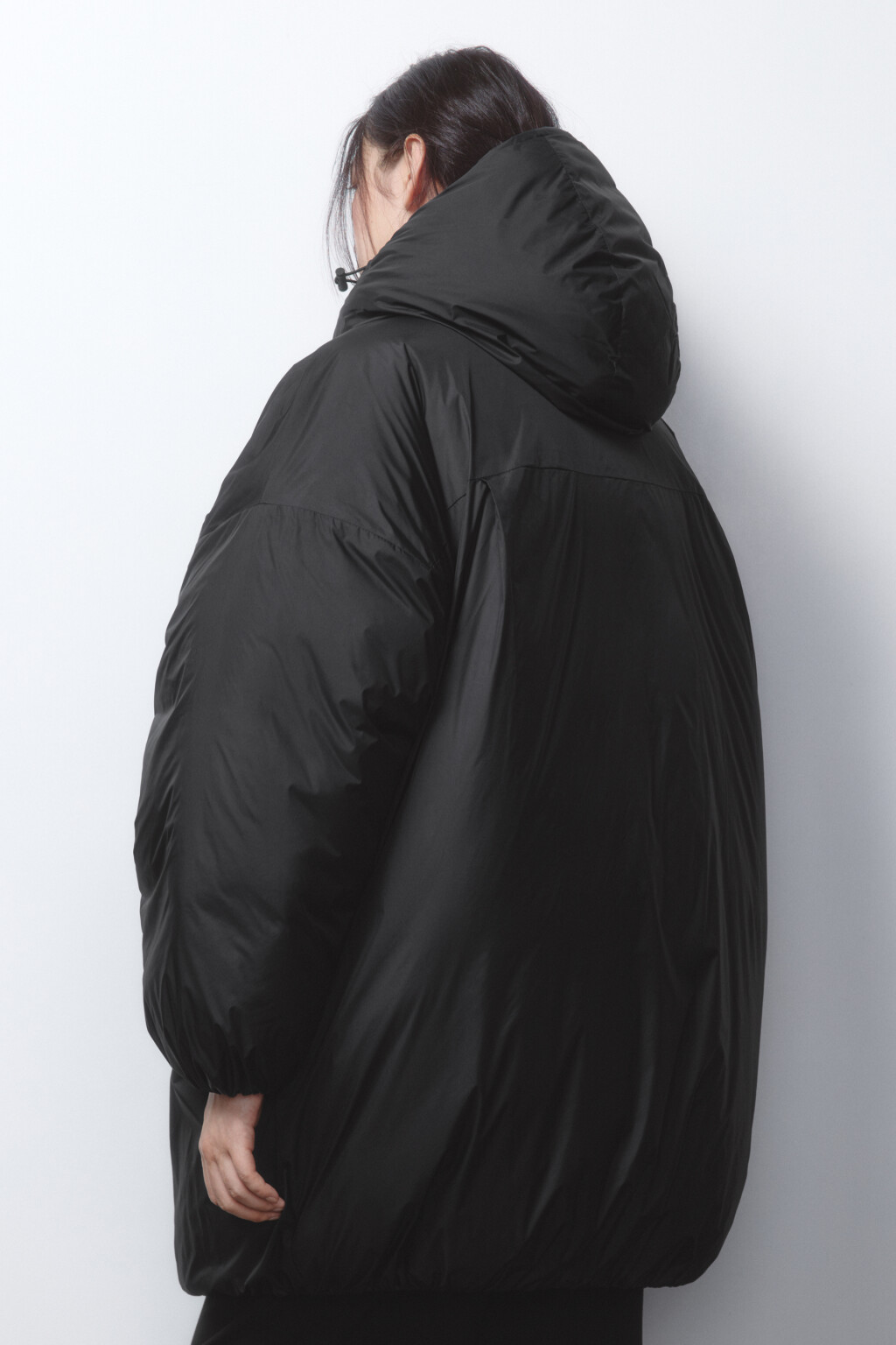 Куртка-бомбер oversize удлиненная с капюшоном - цвет черный - 4