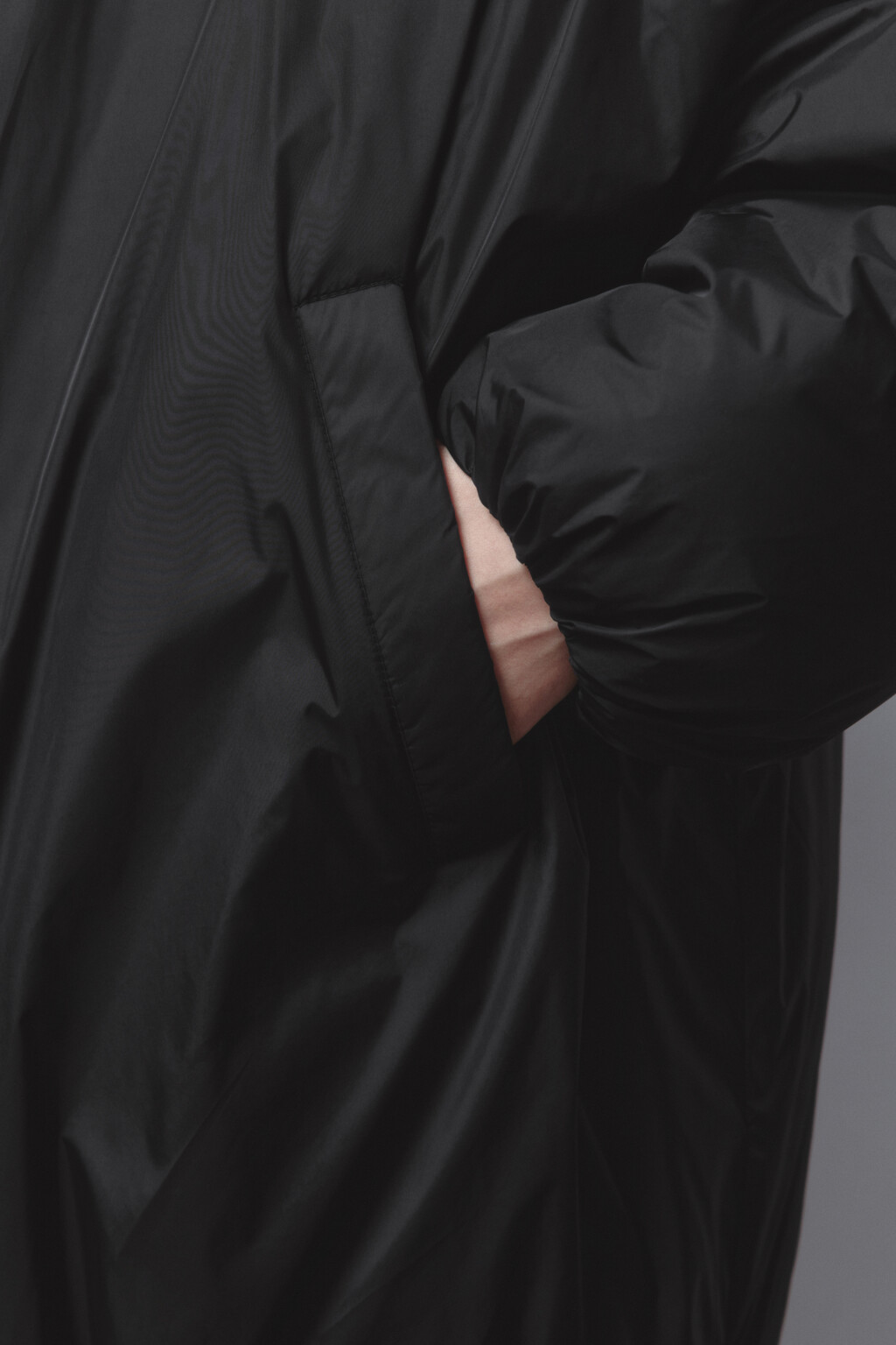Куртка-бомбер oversize удлиненная с капюшоном - цвет черный - 7