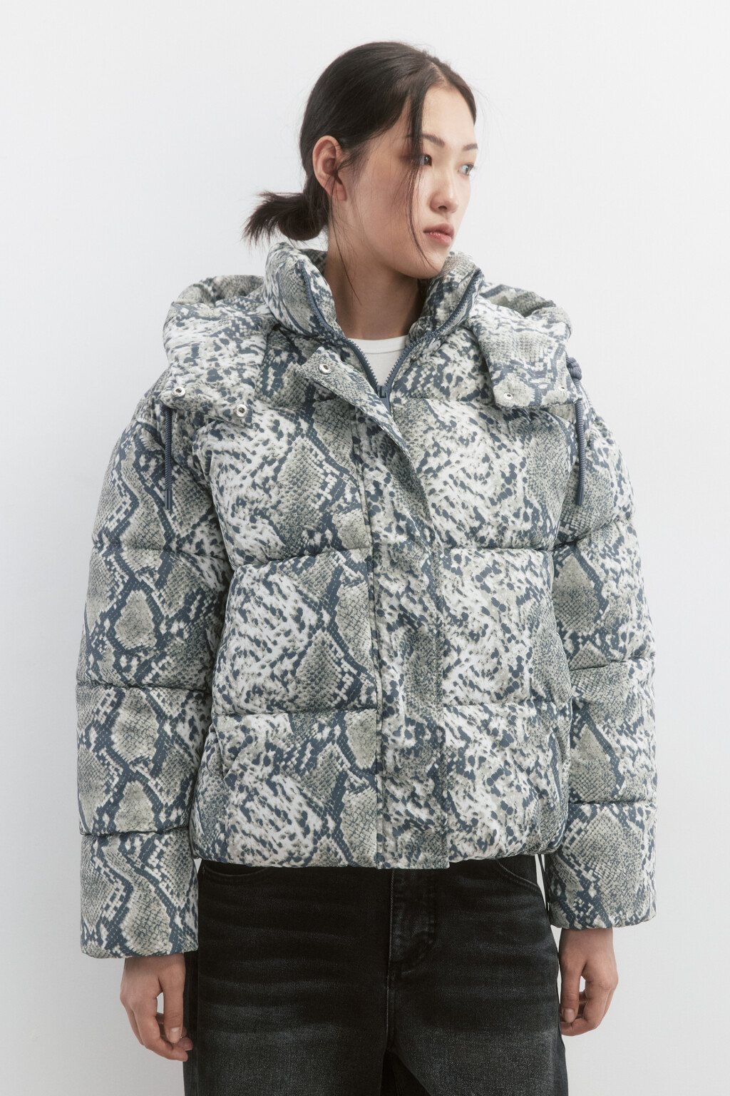 Куртка стеганая с анималистическим принтом - цвет серый - 2