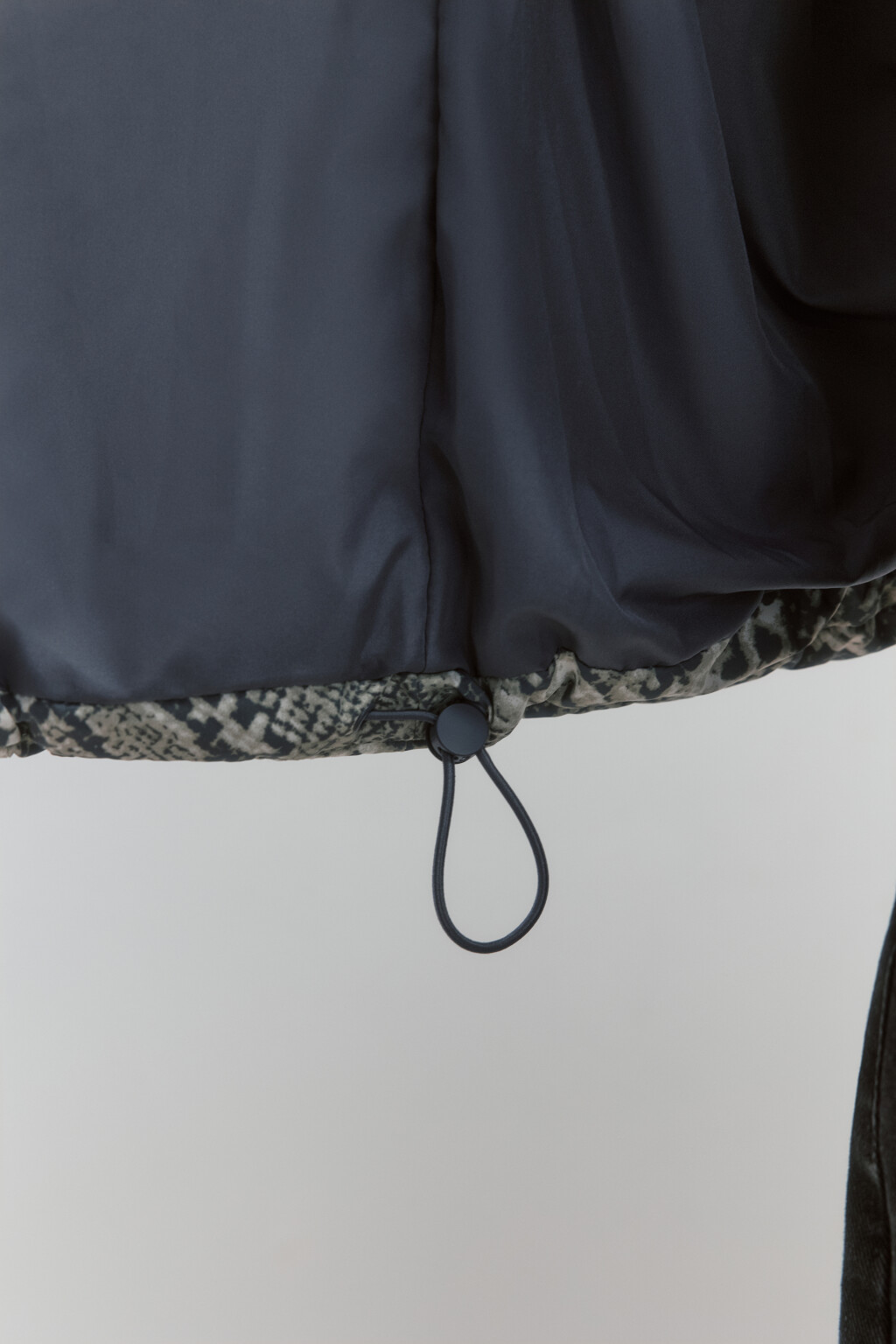 Куртка стеганая с анималистическим принтом - цвет серый - 8