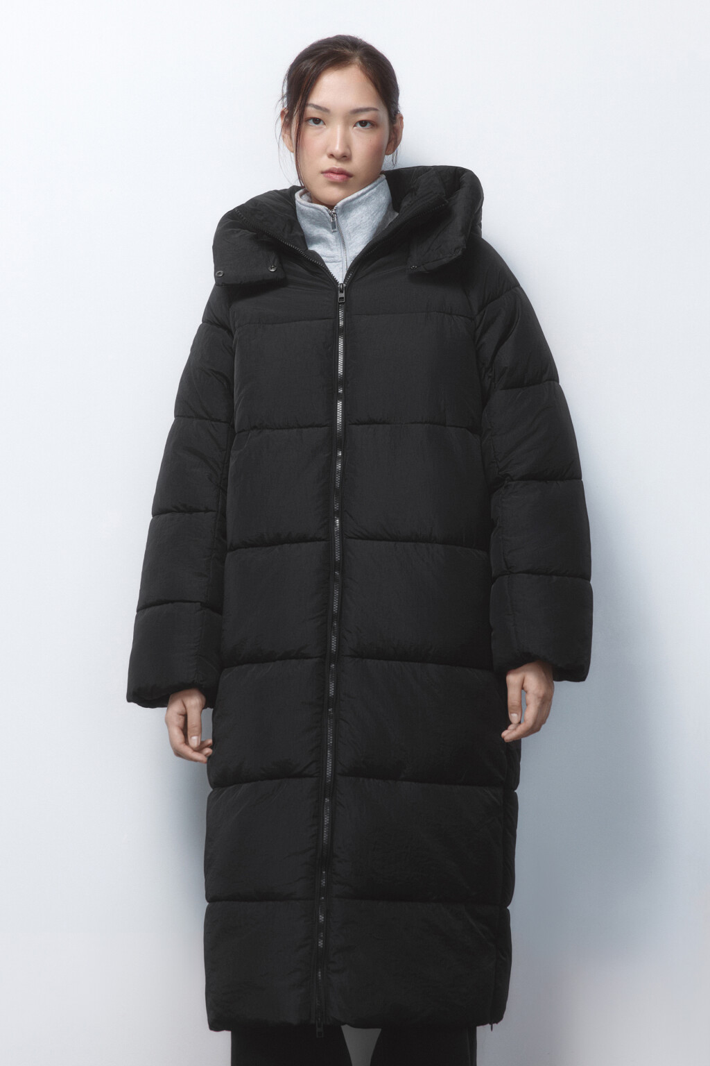 Пальто стеганое с капюшоном и воротником-стойкой - цвет черный - 2