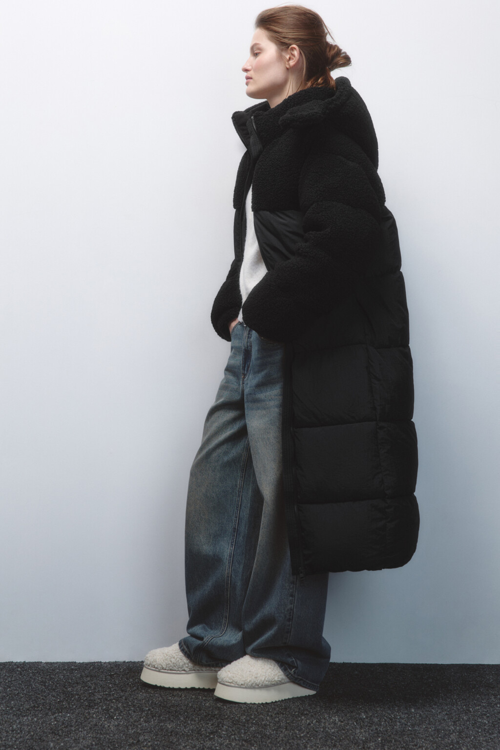 Куртка стеганая с кокеткой из искусственного меха - цвет черный - 1