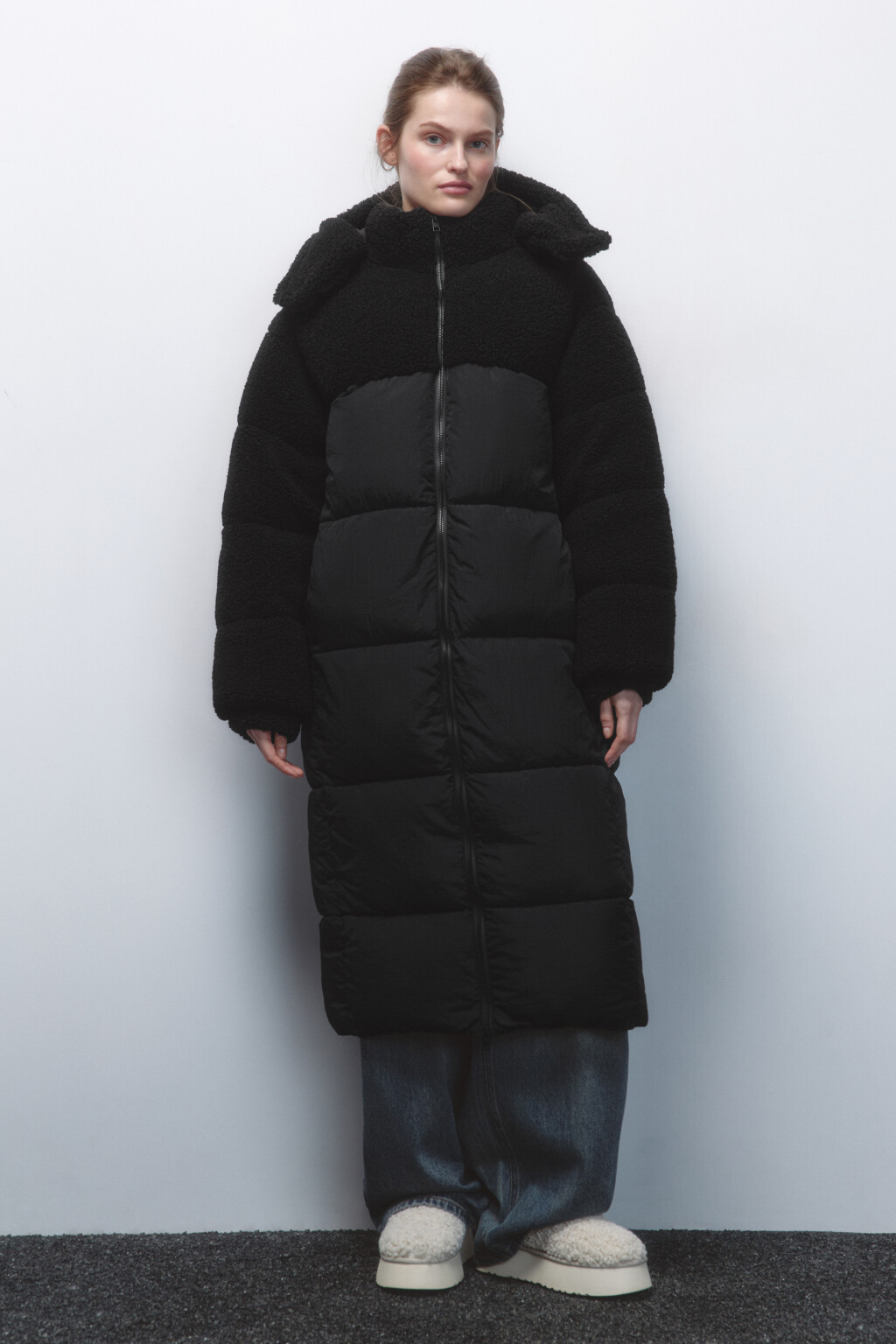 Куртка стеганая с кокеткой из искусственного меха - цвет черный - 2