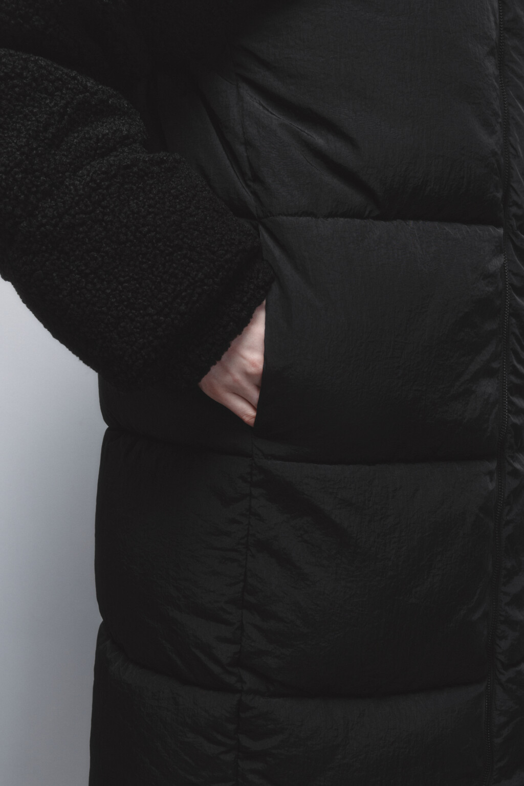 Куртка стеганая с кокеткой из искусственного меха - цвет черный - 7