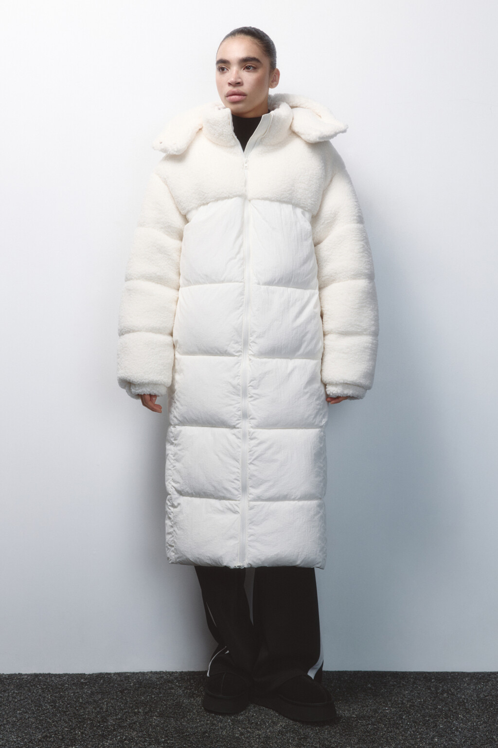Куртка стеганая с кокеткой из искусственного меха - цвет молочный - 2