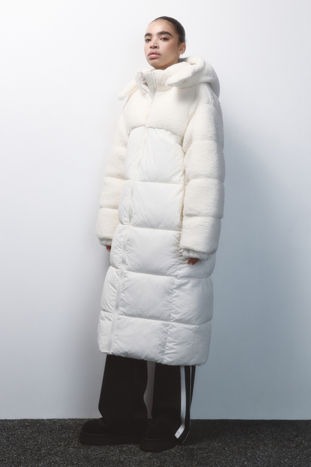 Куртка стеганая с кокеткой из искусственного меха - цвет молочный - 3