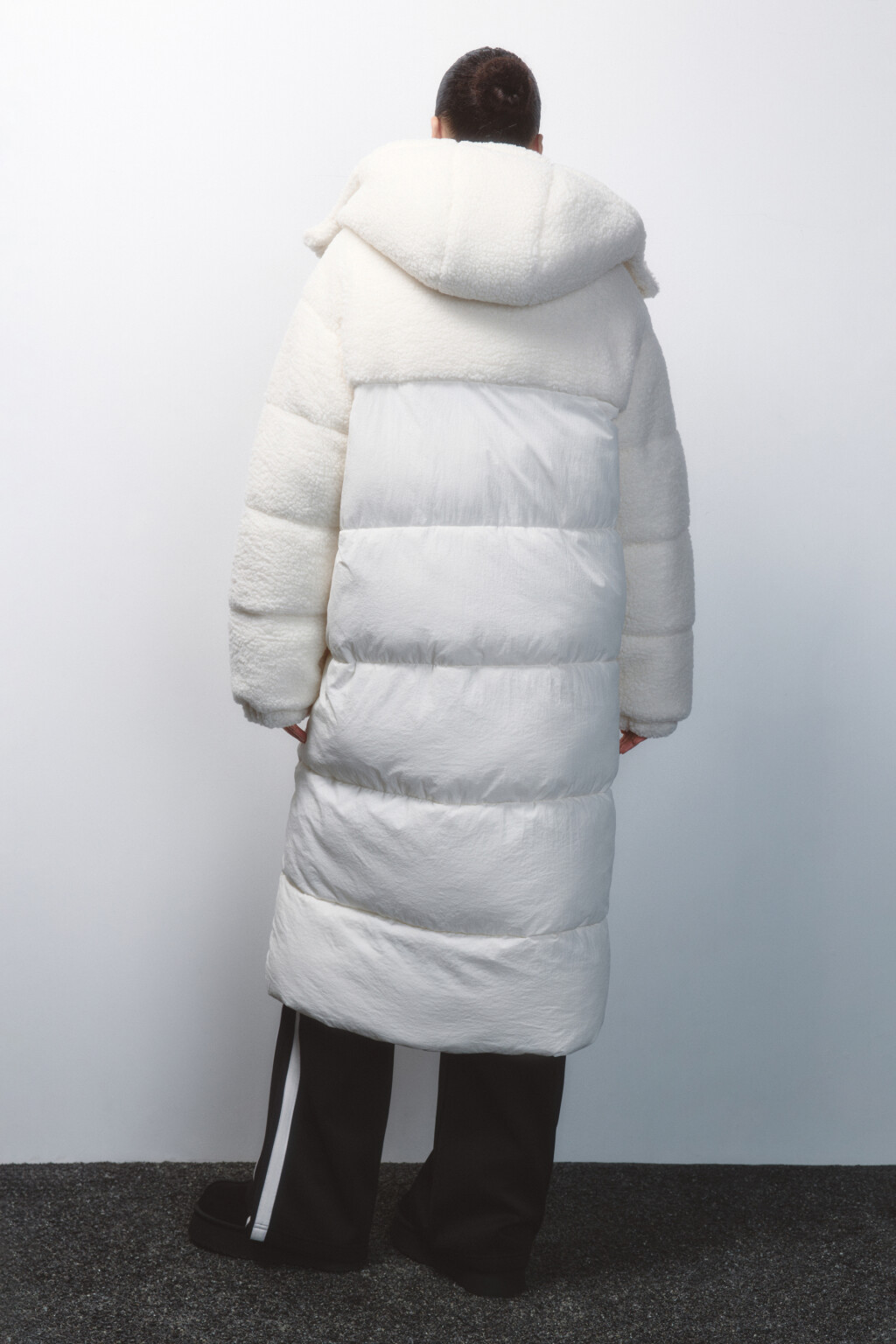 Куртка стеганая с кокеткой из искусственного меха - цвет молочный - 4