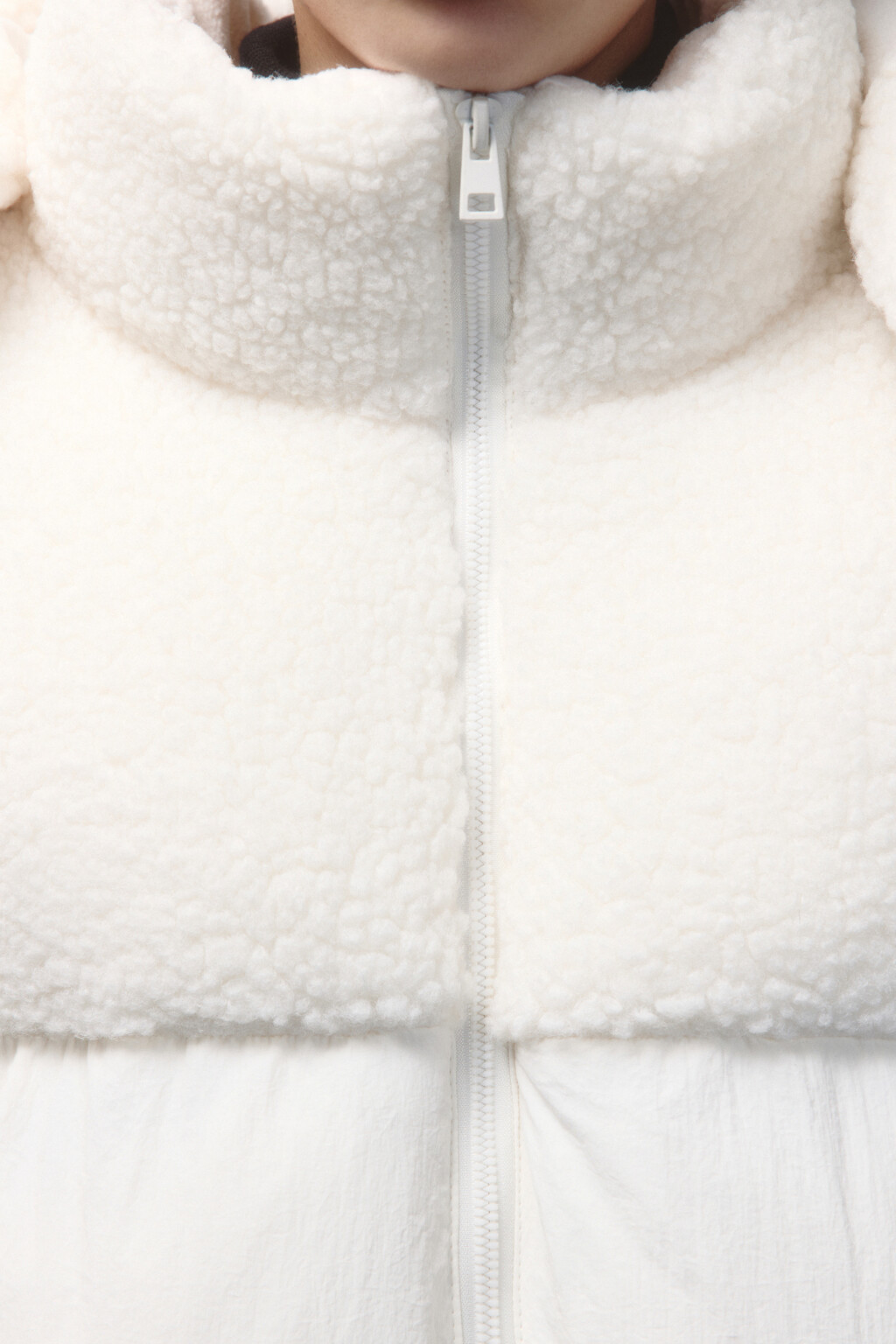 Куртка стеганая с кокеткой из искусственного меха - цвет молочный - 7