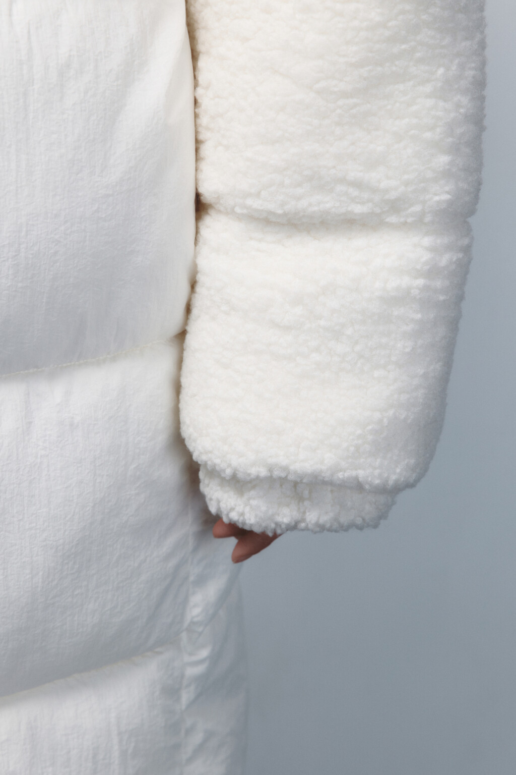 Куртка стеганая с кокеткой из искусственного меха - цвет молочный - 8